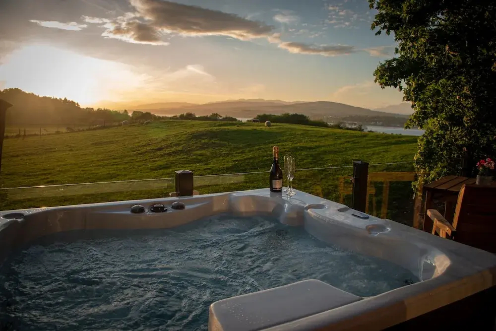 Super King Lodge-sleeps 2-hottub-sea View
