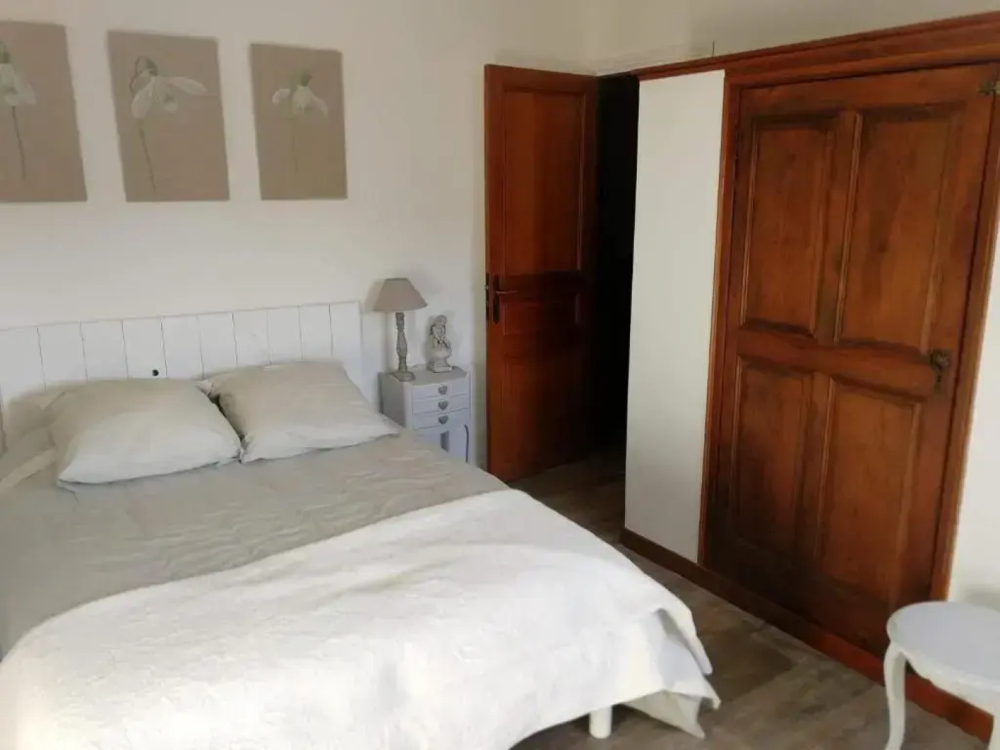 Chambre lumineuse, calme absolu