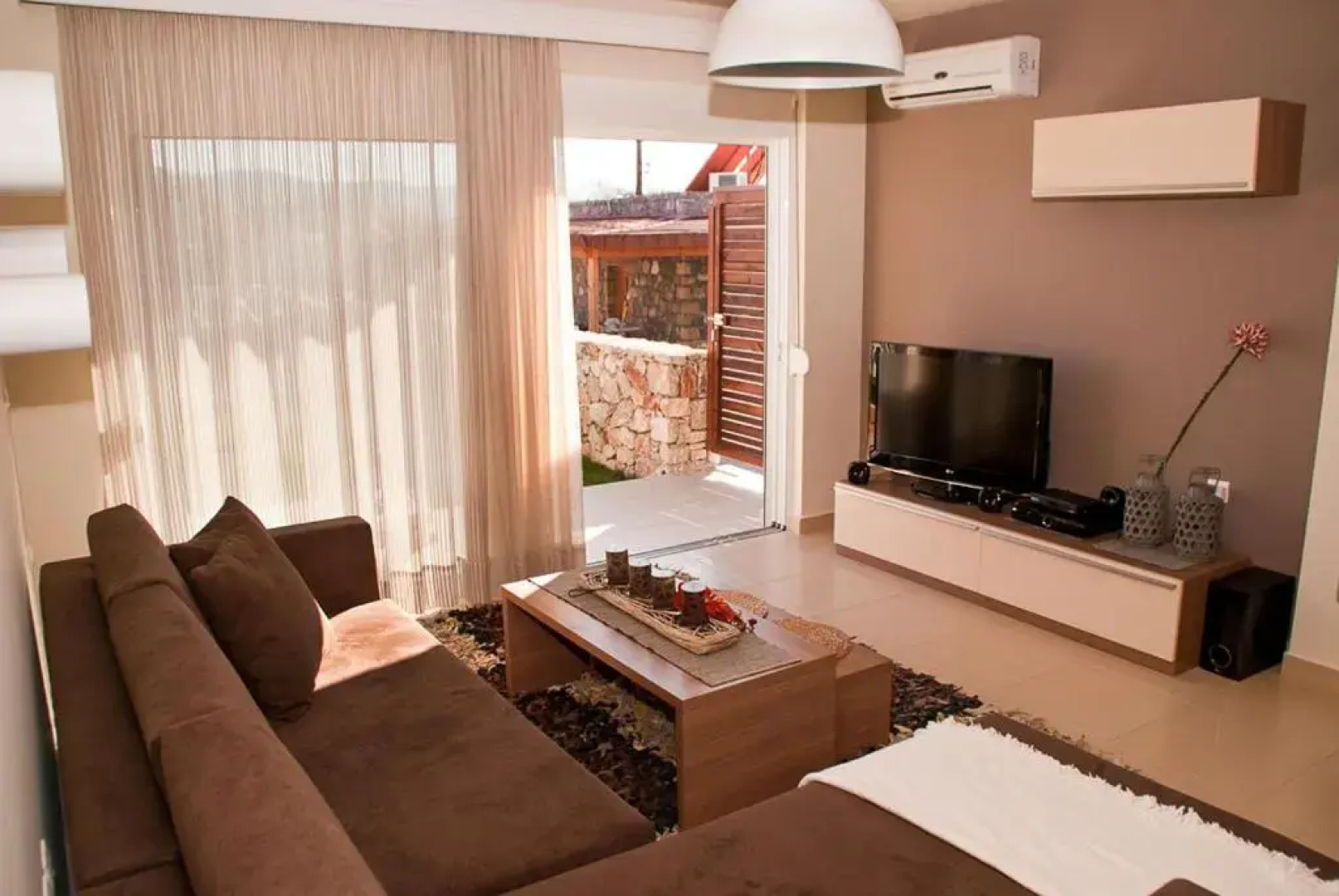 2 min drive to Haraki Beach & 10 to Lindos