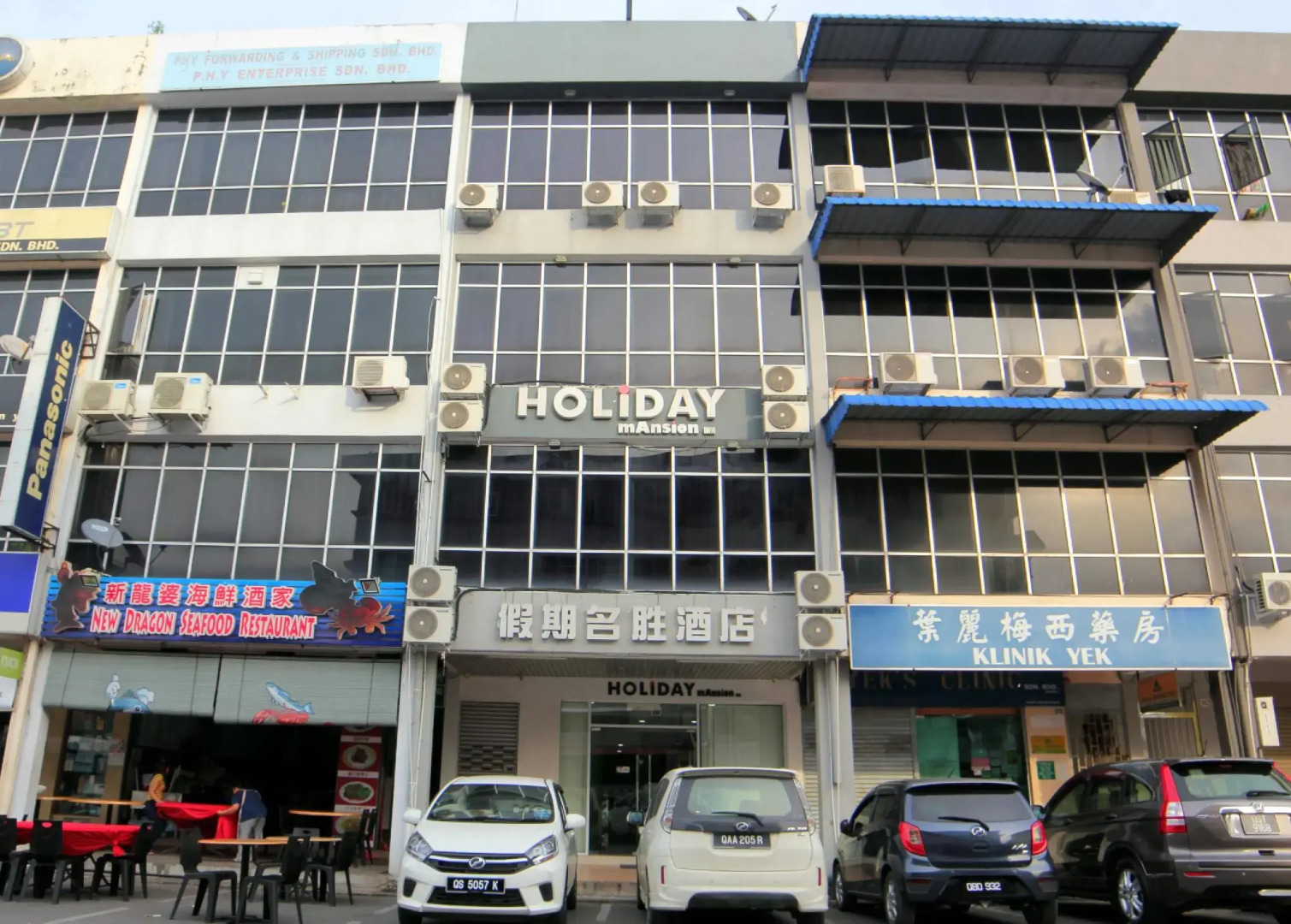 OYO 44054 Holiday Mansion Inn