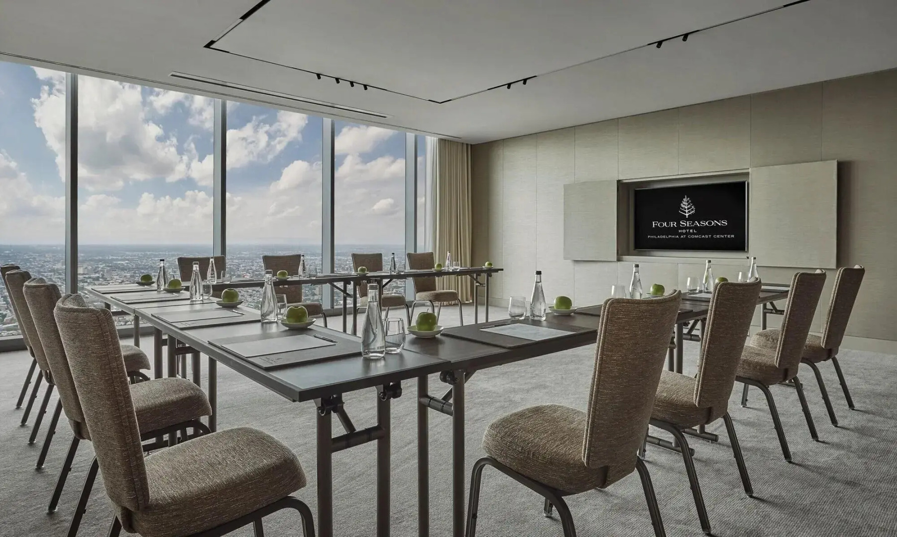 Отель Four Seasons Hotel Philadelphia at Comcast Center