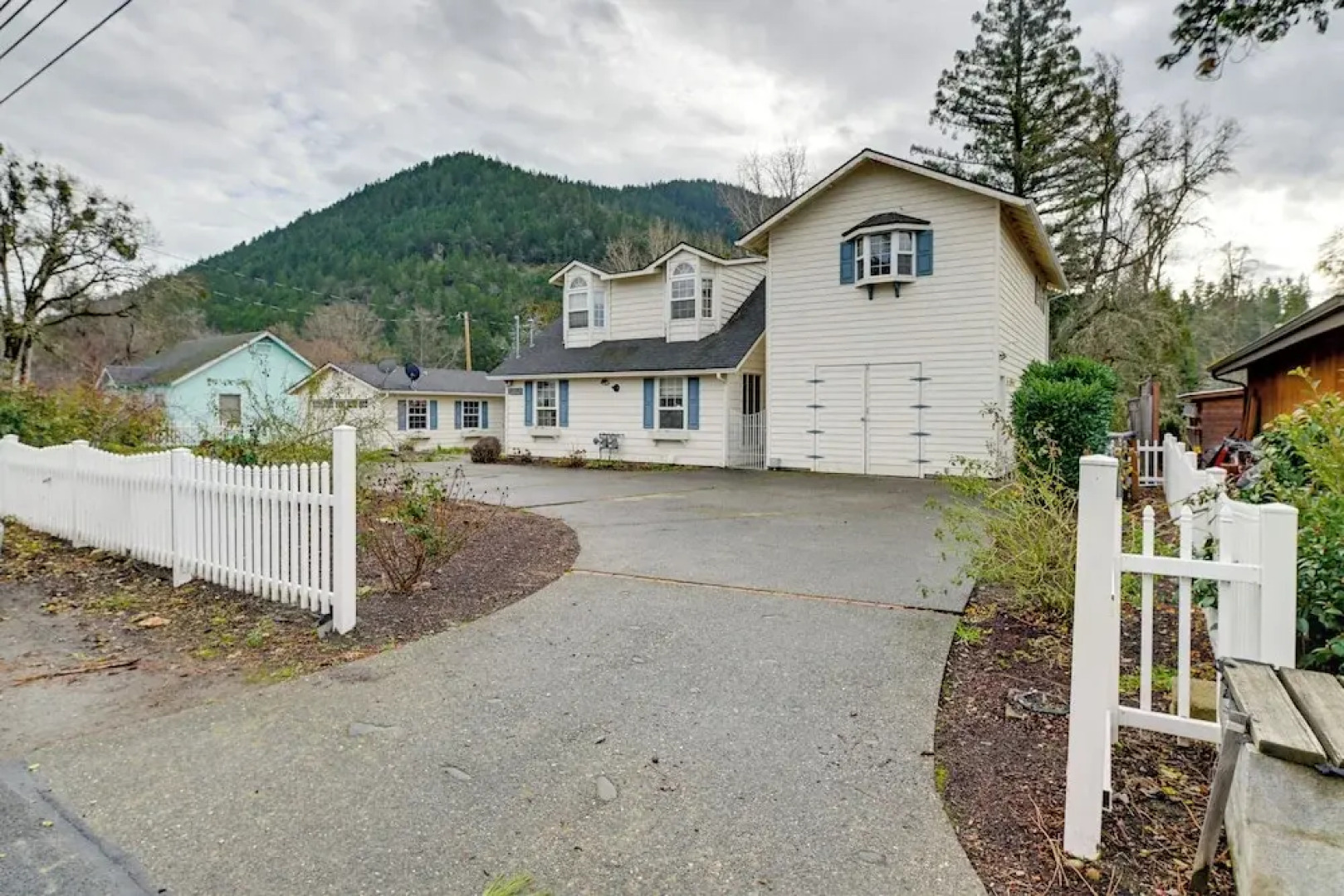 Spacious Grants Pass Home w/ Hot Tub & Views!