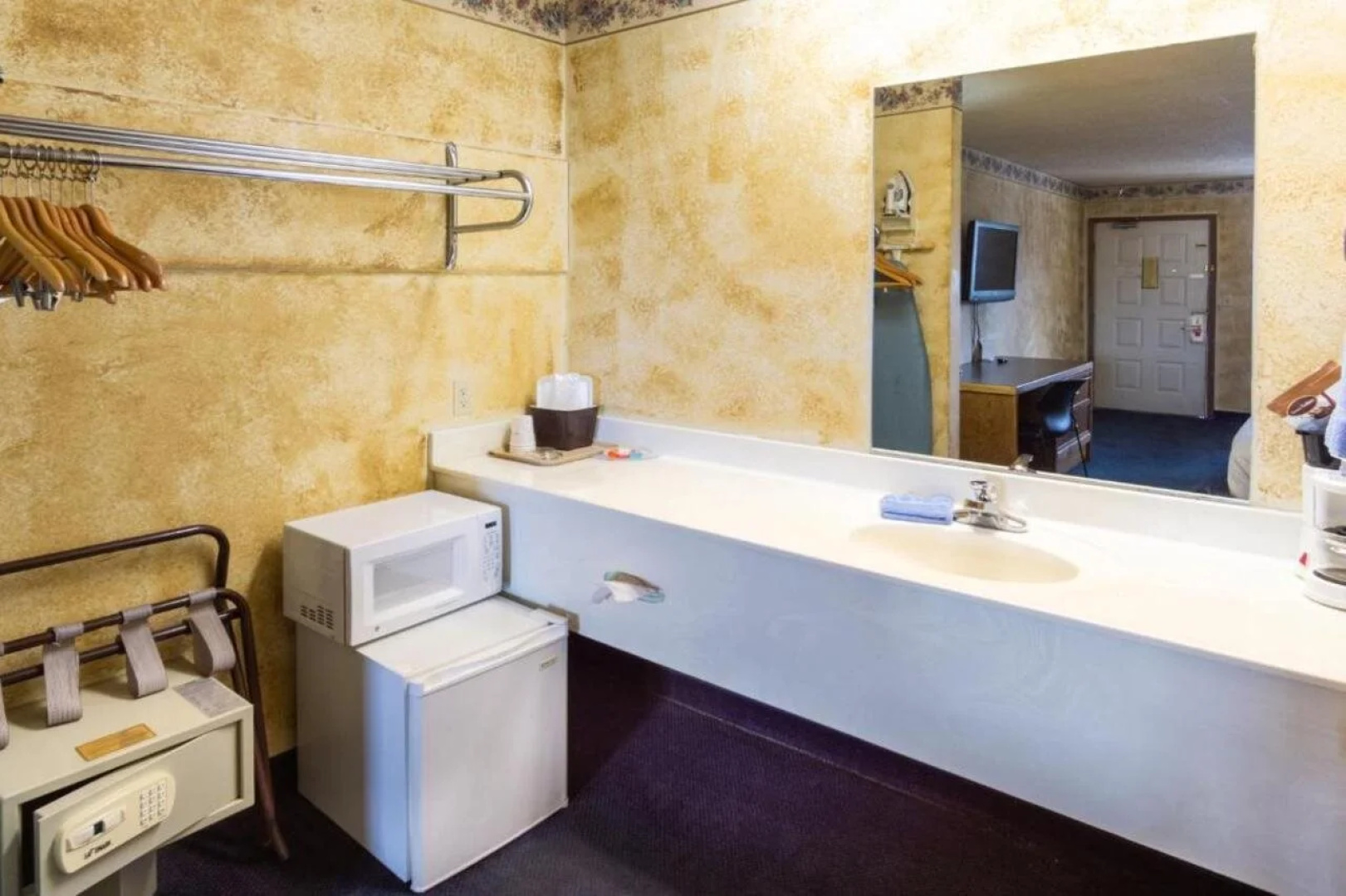 Econo Lodge Inn & Suites Lake Of The Ozarks