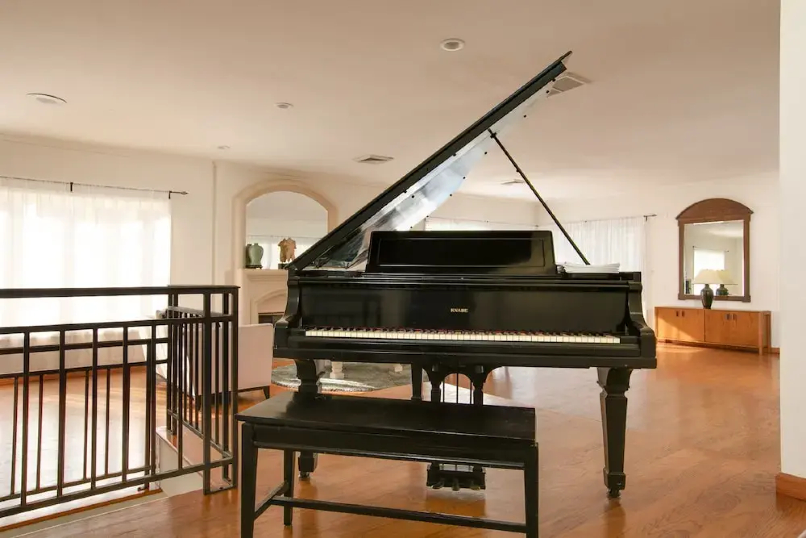 Sunny Pasadena Mansion, Sparkling Heated Pool & Projector Room!