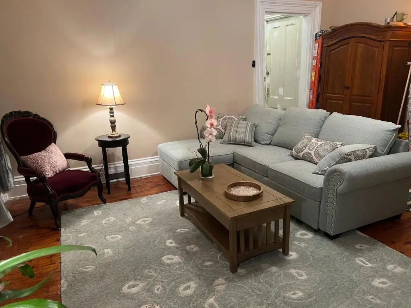 1 Br Private Victorian Apt in Convenient City Location on Half Acre Sleeps 4