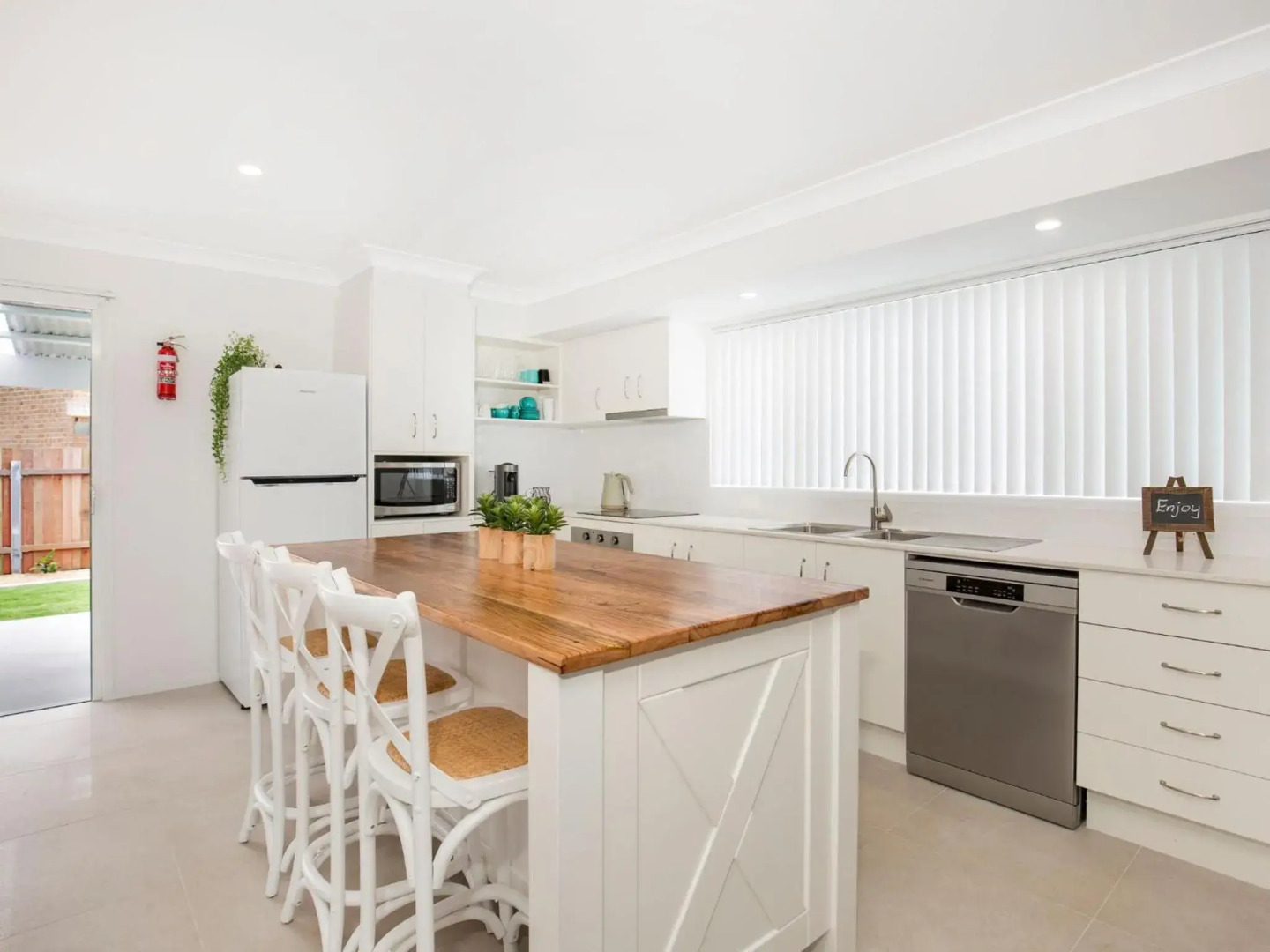 Sandy Feet Retreat - Pet Friendly - 1 Min Walk to Beach