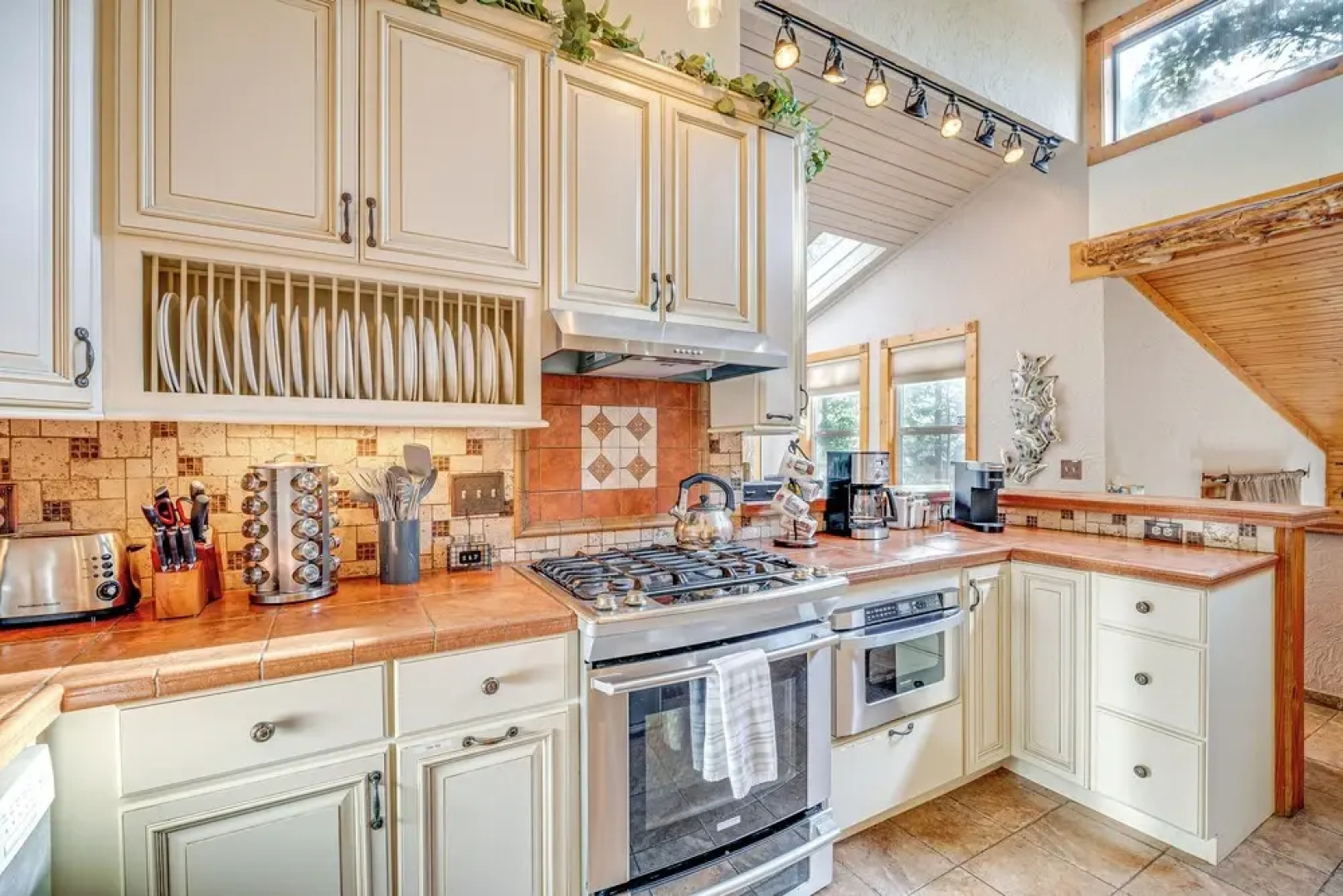 Cozy Home w/ Hot Tub - 11 Mi to Rainbow Falls