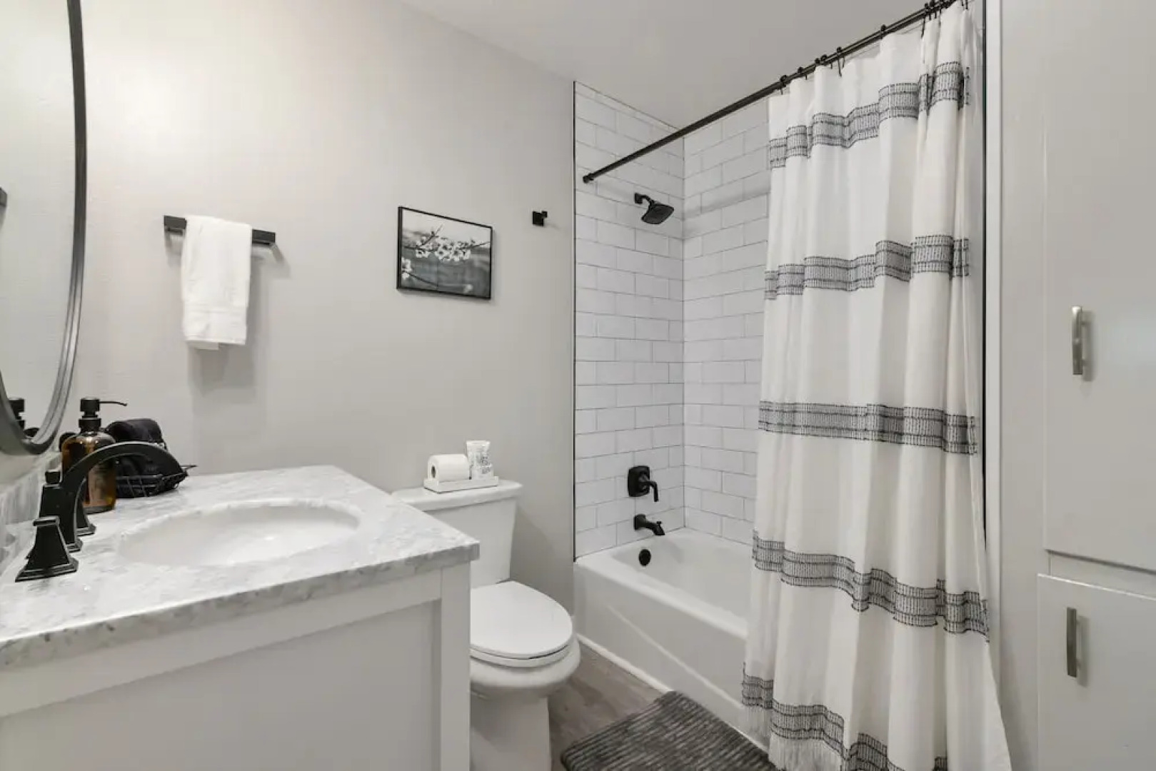 Altes Eckert Stolz 3 Bedroom Home by RedAwning