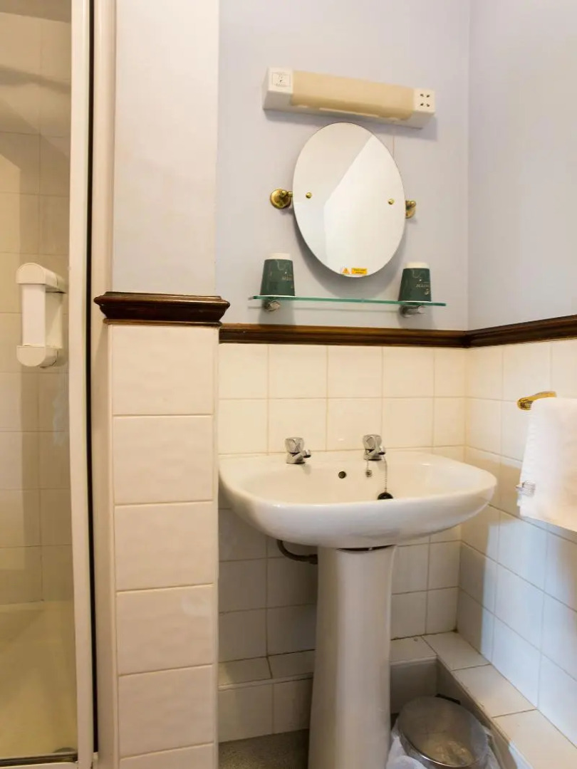 OYO Ye Olde Bowling Green Inn