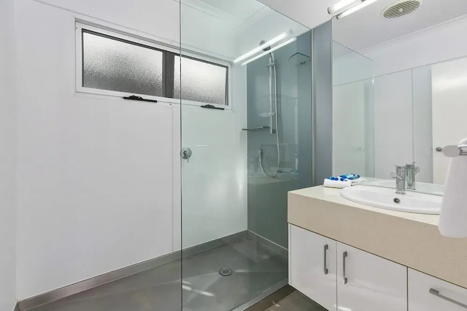 Stunning River House - 51 Hilton Esplanade