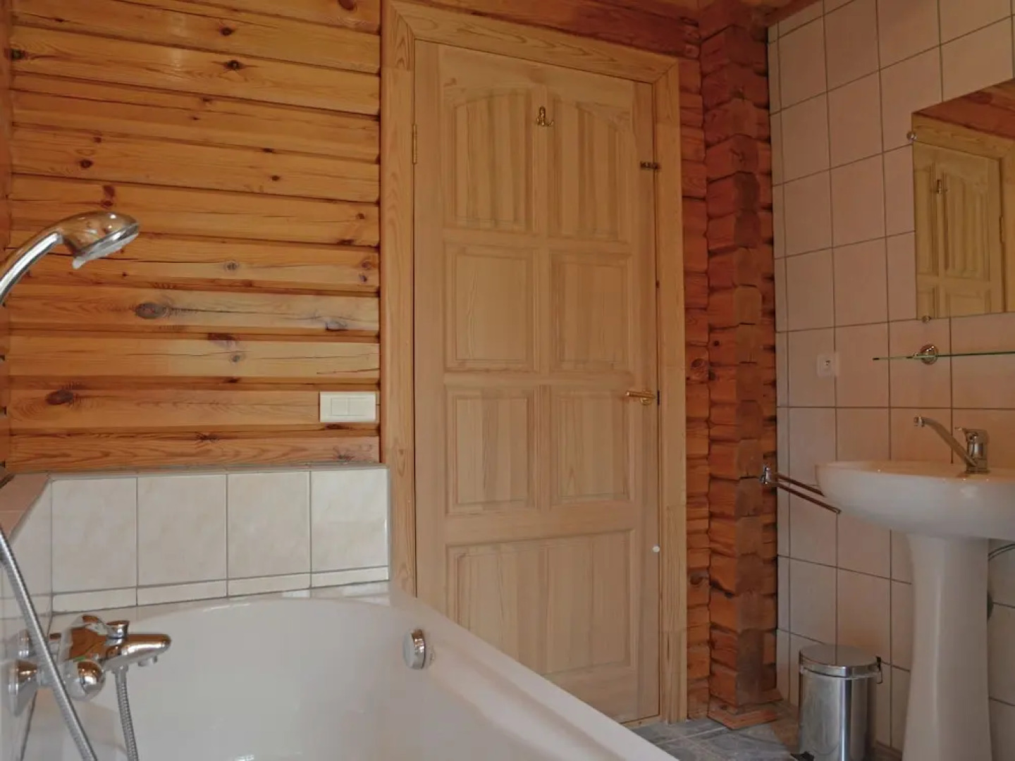 Chalet With Pool in Quiet Rural Setting, Near Regional Park in the Lot