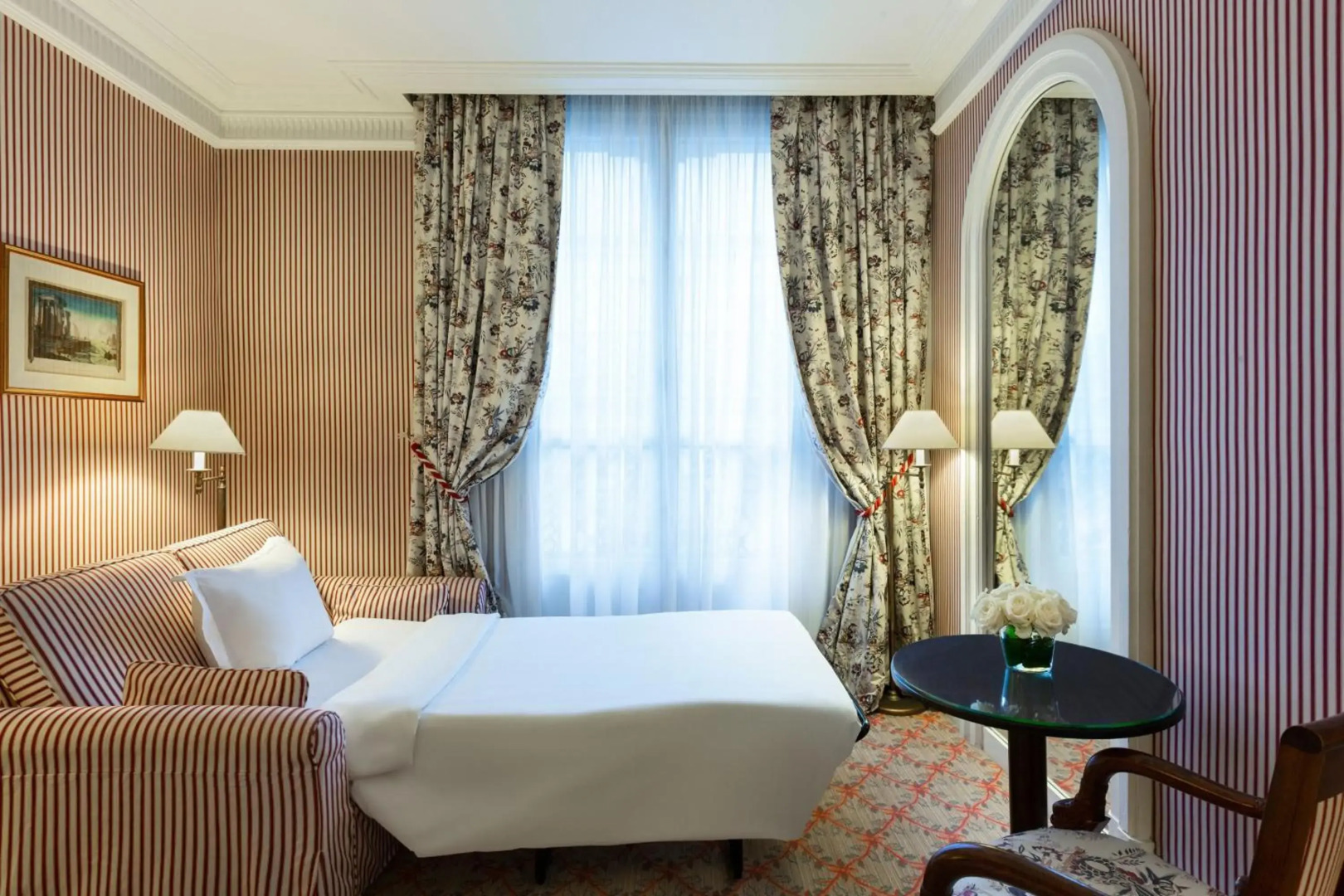 Le Dokhan’s Paris Arc de Triomphe, a Tribute Portfolio Hotel