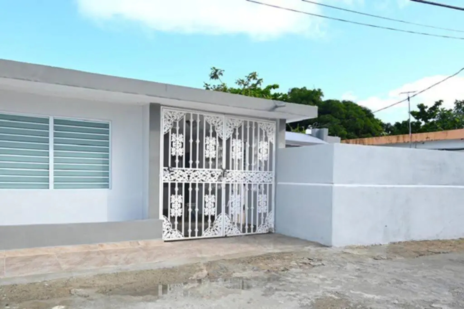 NEW Remodeled pool house 2 minutes from beach