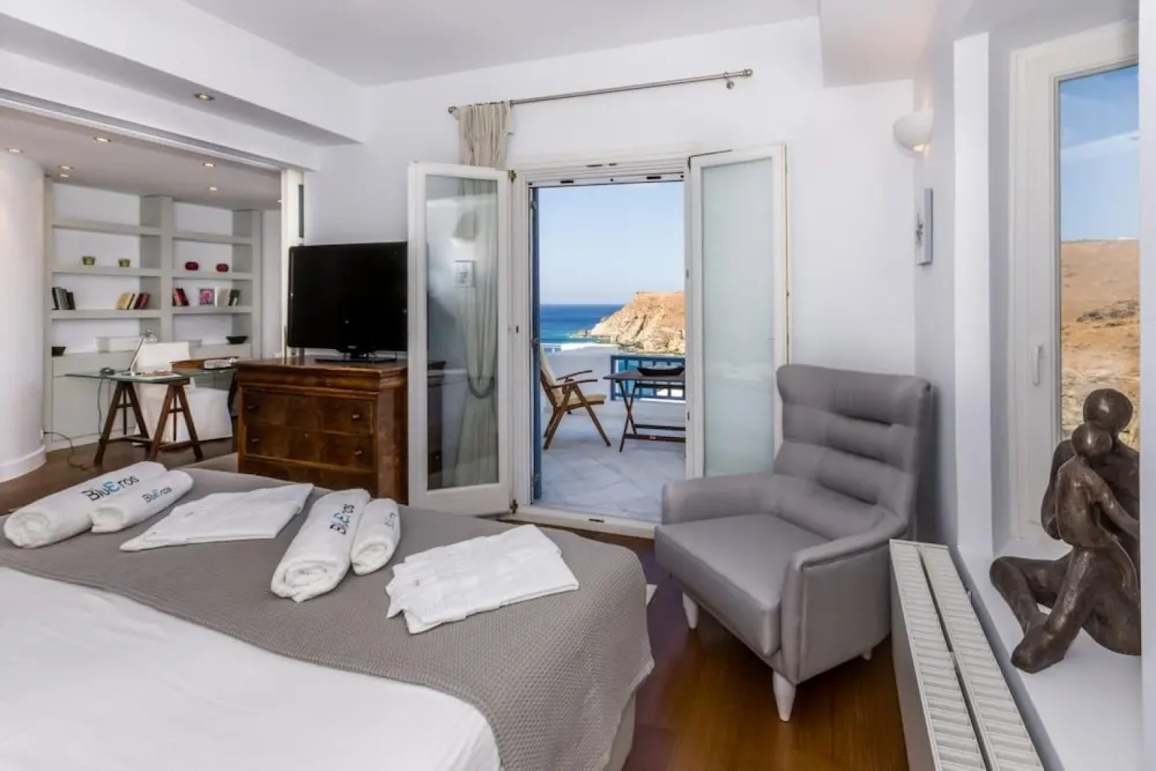 Inviting 8-bed Villa in Ermoupoli - Villa Blueros