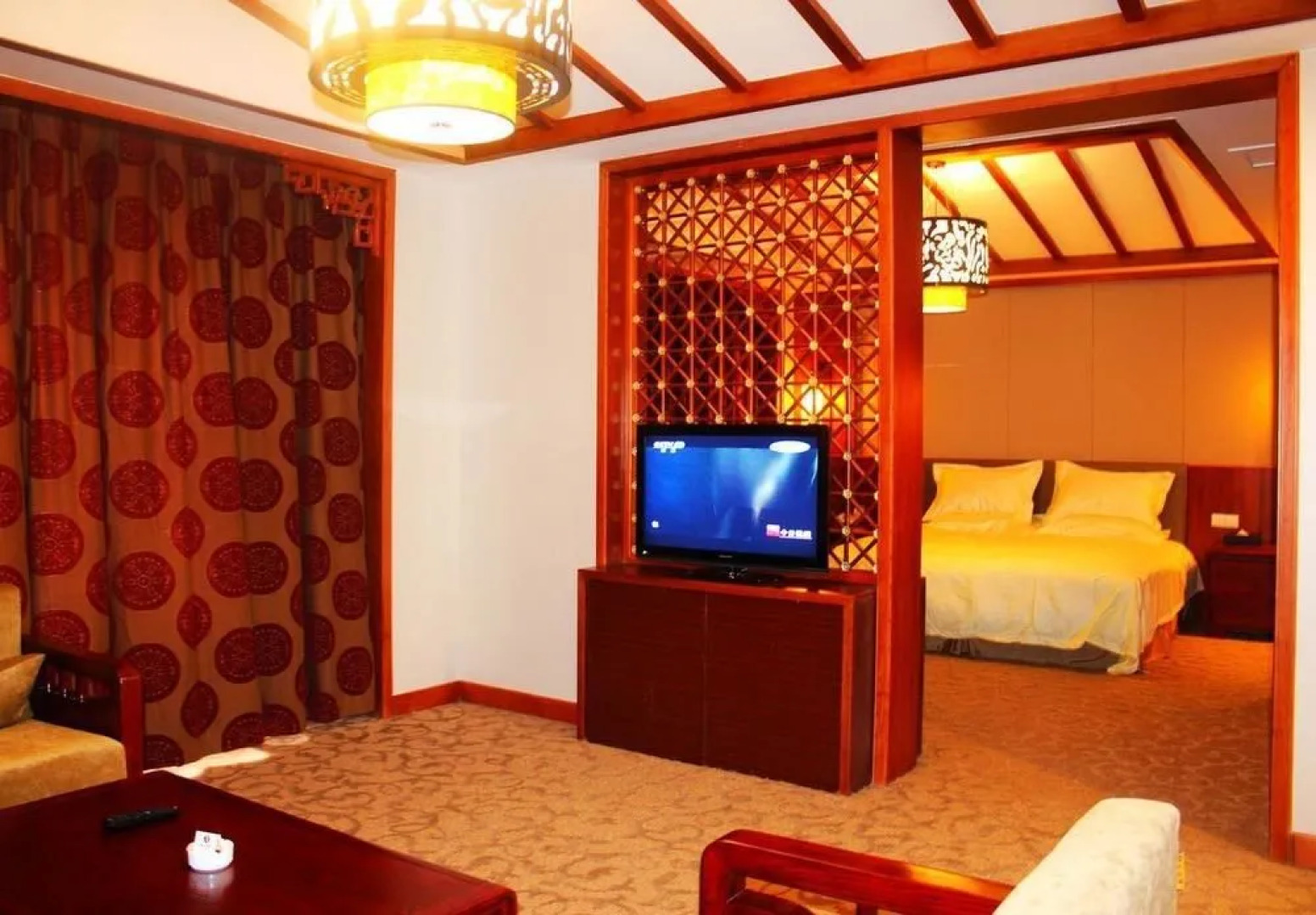 By The Peach Blossom Pool Holiday Hotel