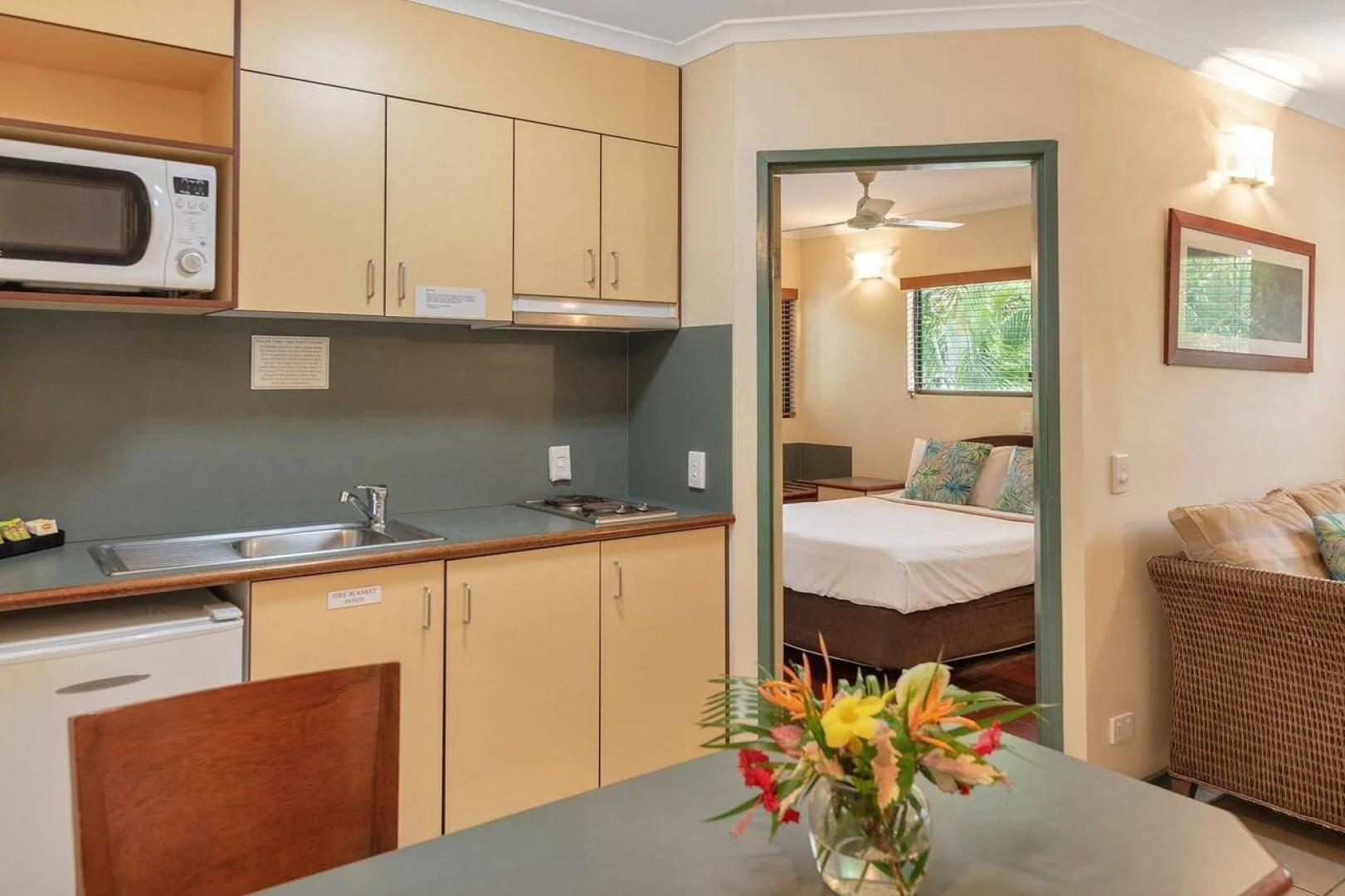 Bay Village Tropical Retreat & Apartments
