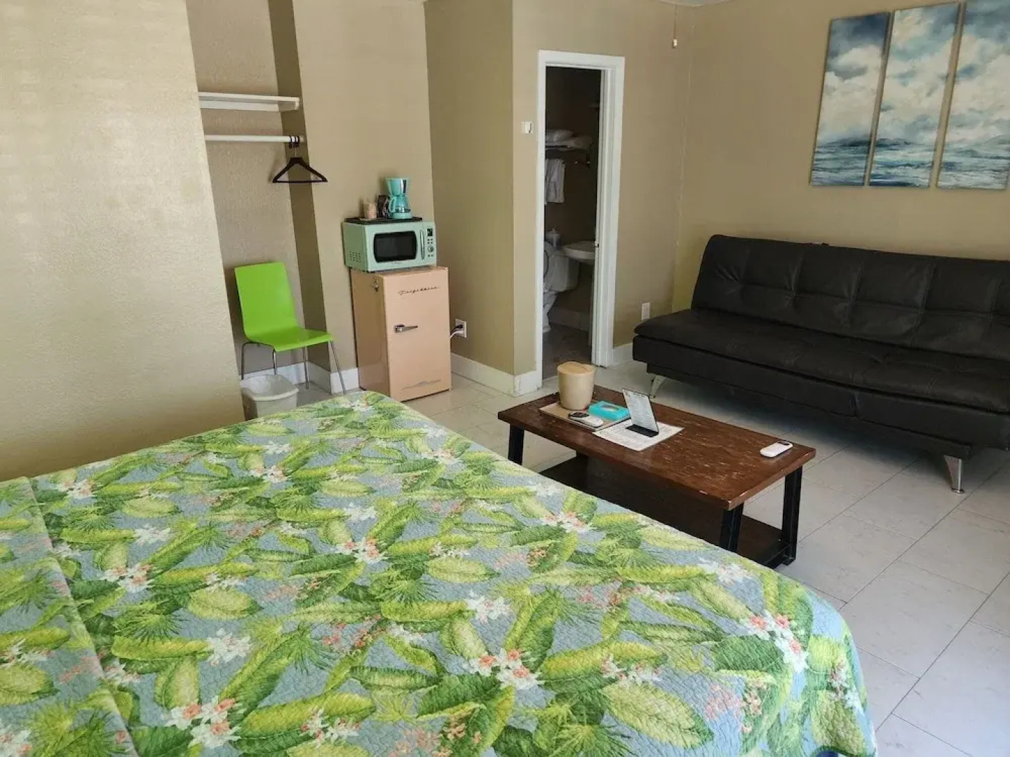 Upper Deck Hotel and Bar - Adults Only