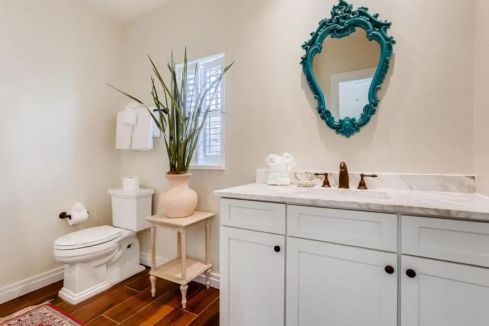 Pink House Modern 3bd 3ba Parking and Porch