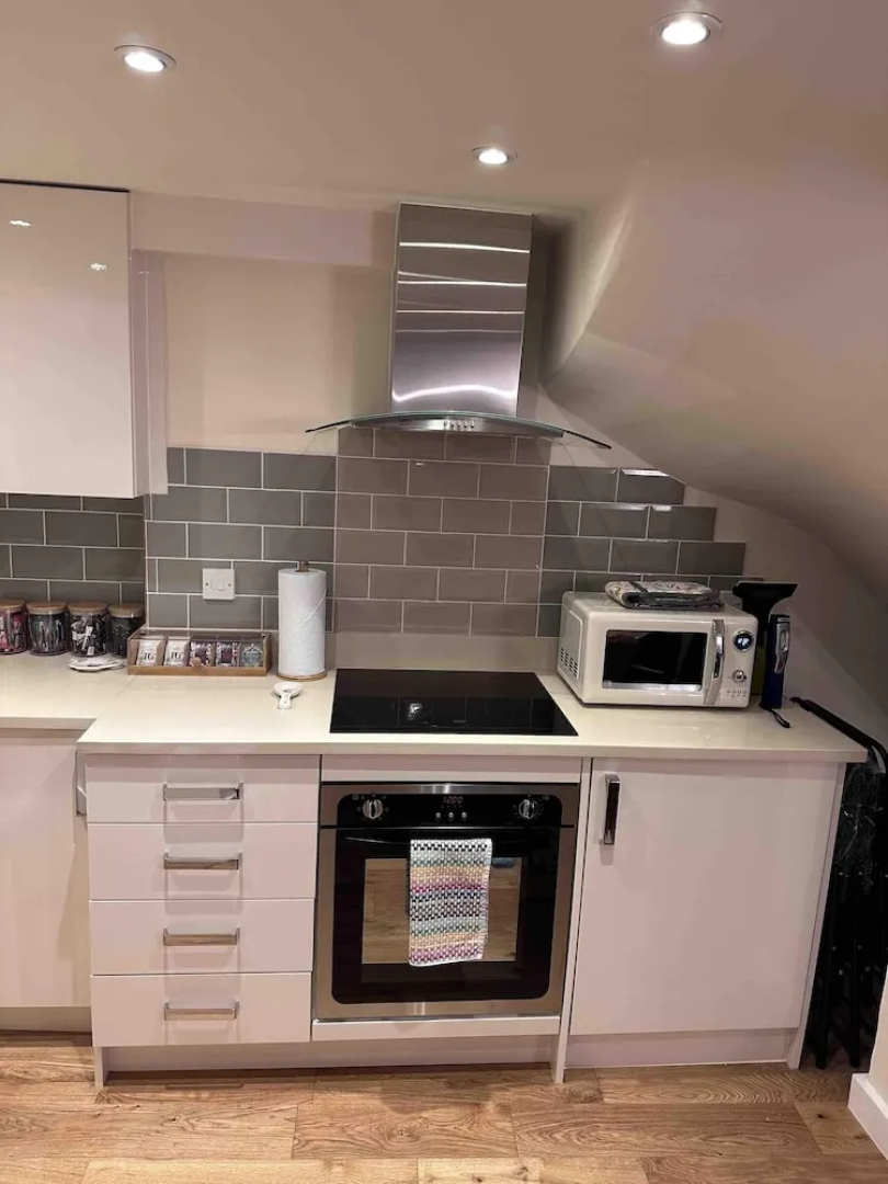 2 Bed Cottage - Sleeps 4 - Parking - Wifi