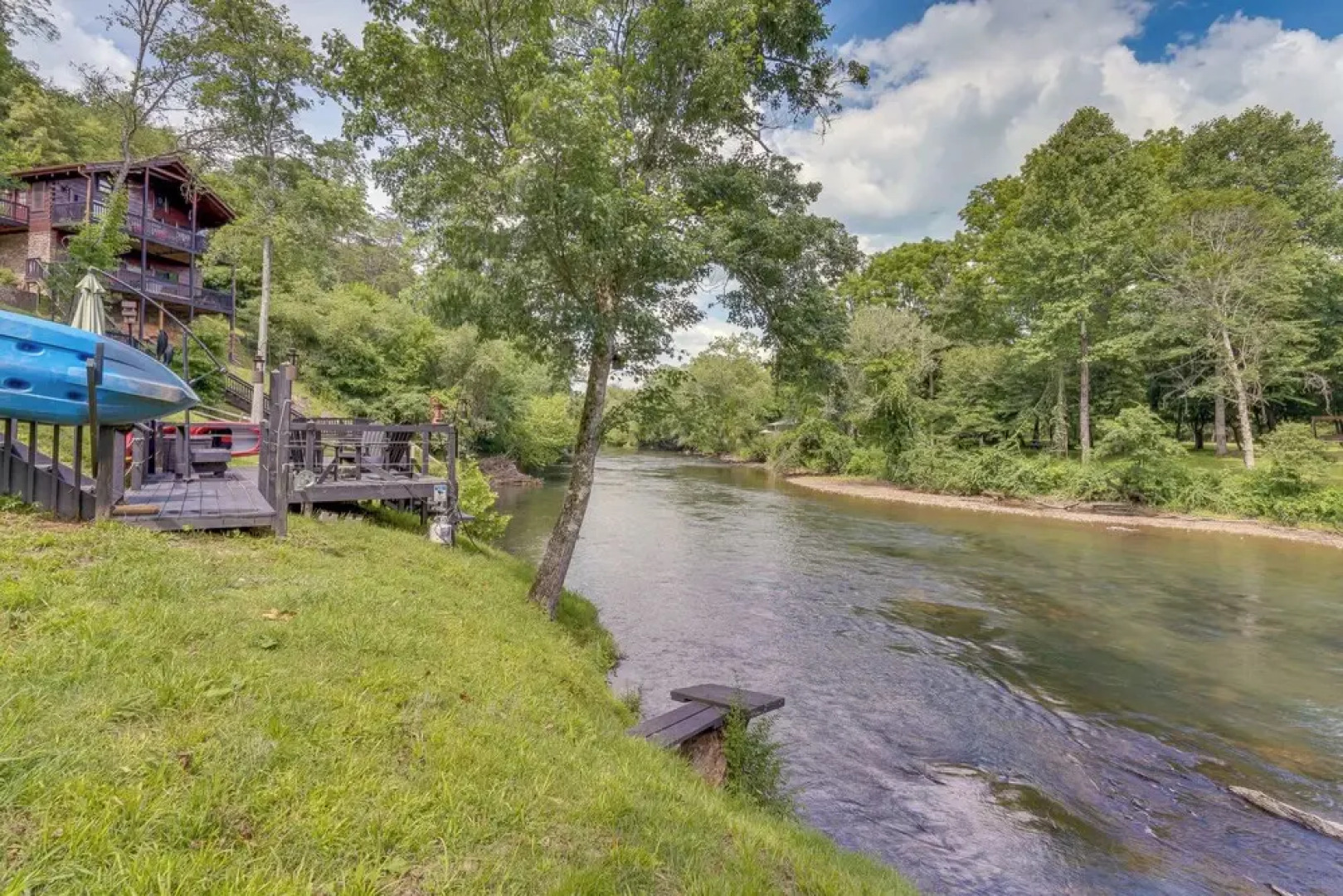 Private Hot Tub: Riverfront Cabin in Murphy