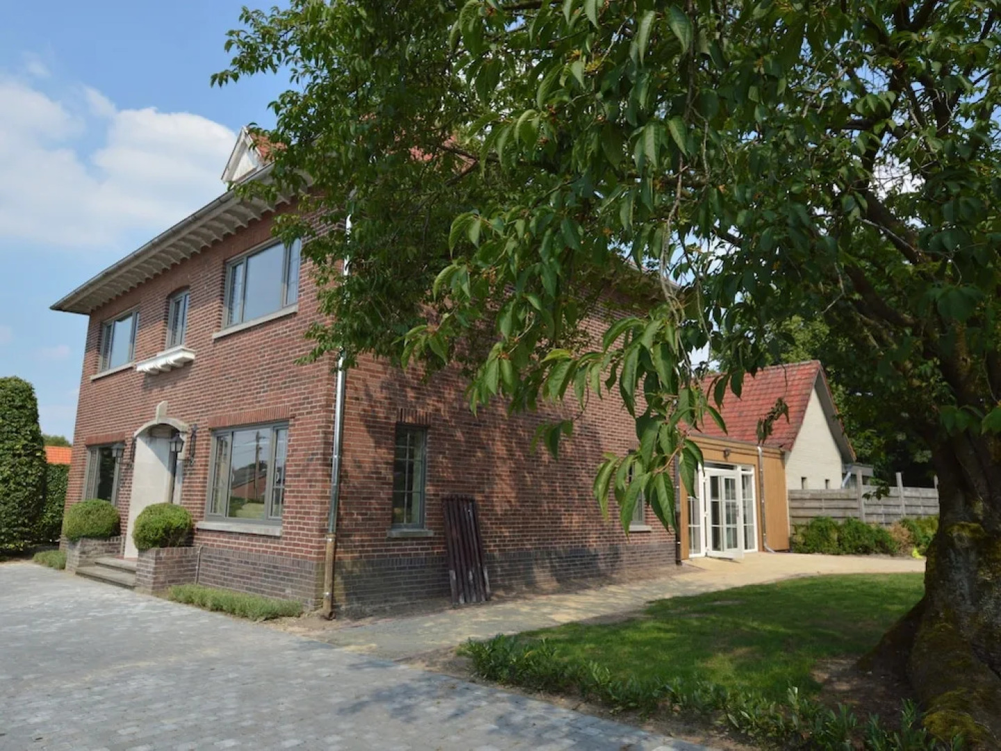 Magnificient Mansion in Peer With Spacious Garden