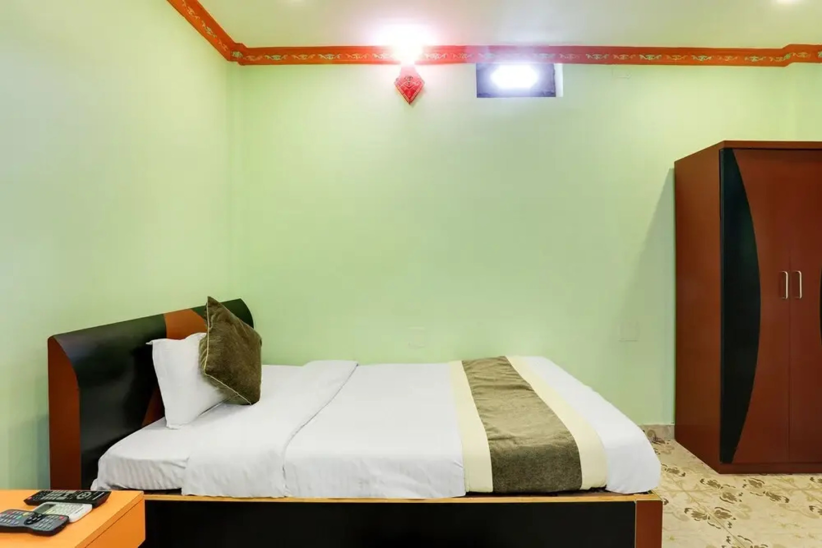 SPOT ON 545 Ghatal Hotel