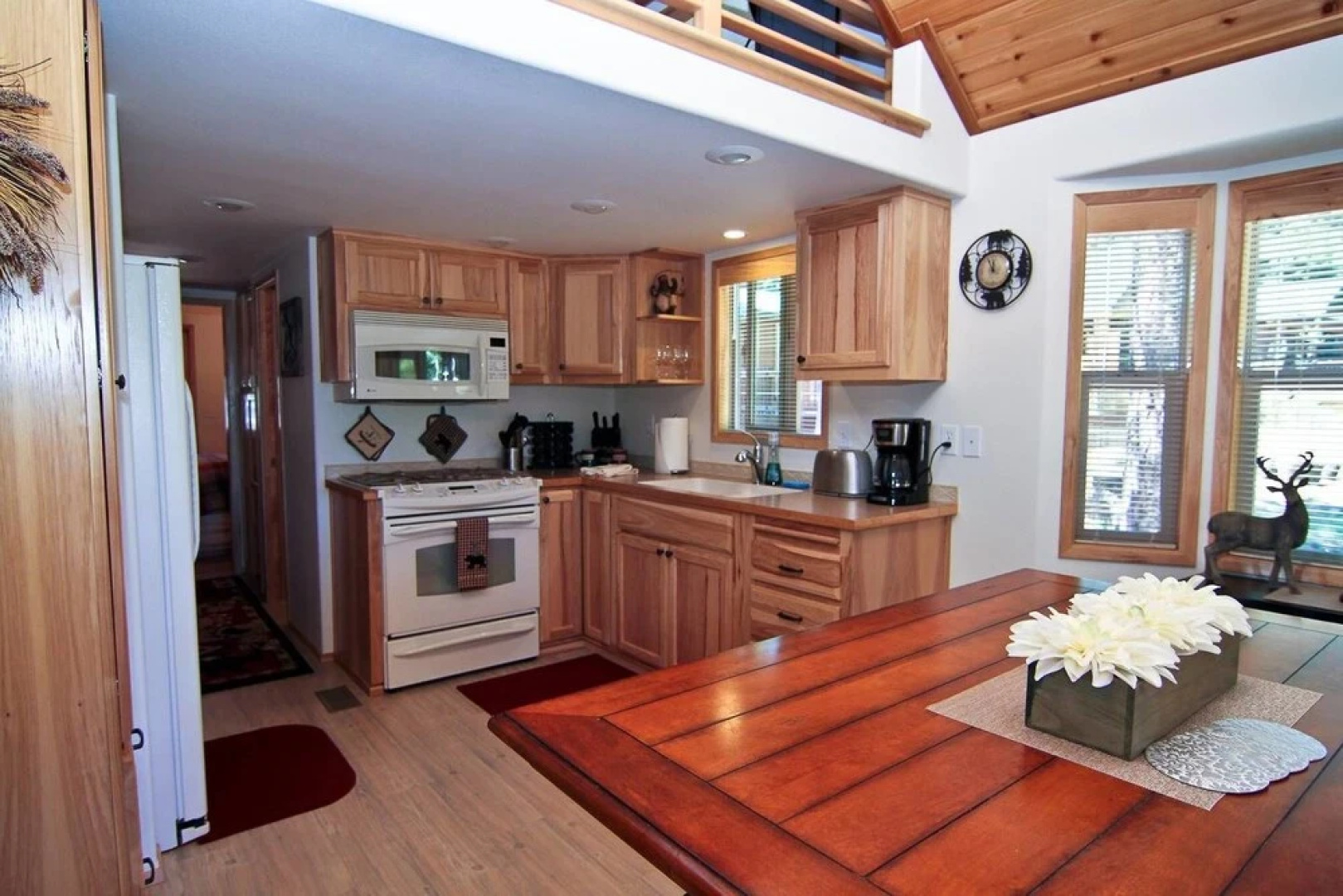 #33 The Cabins at Hyatt Lake - Sleeps 6 - Hot Tub