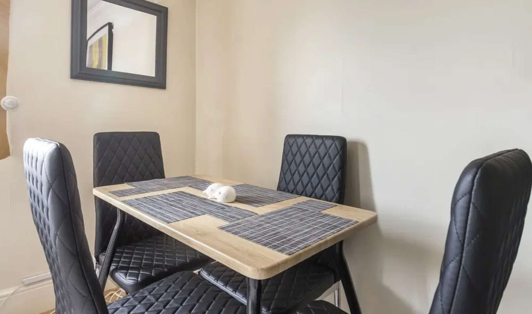 2 Bed Apartment Sleeps 5 - Free Parking, Balcony