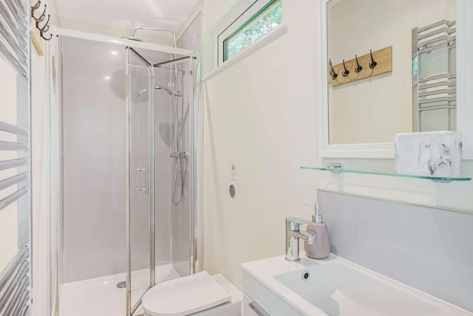 Luxury City to Country Retreat Lodge With Hot Tub