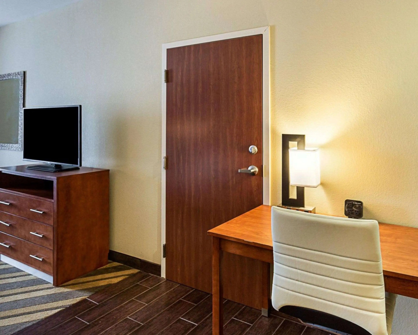 Comfort Suites near Tanger Outlet Mall