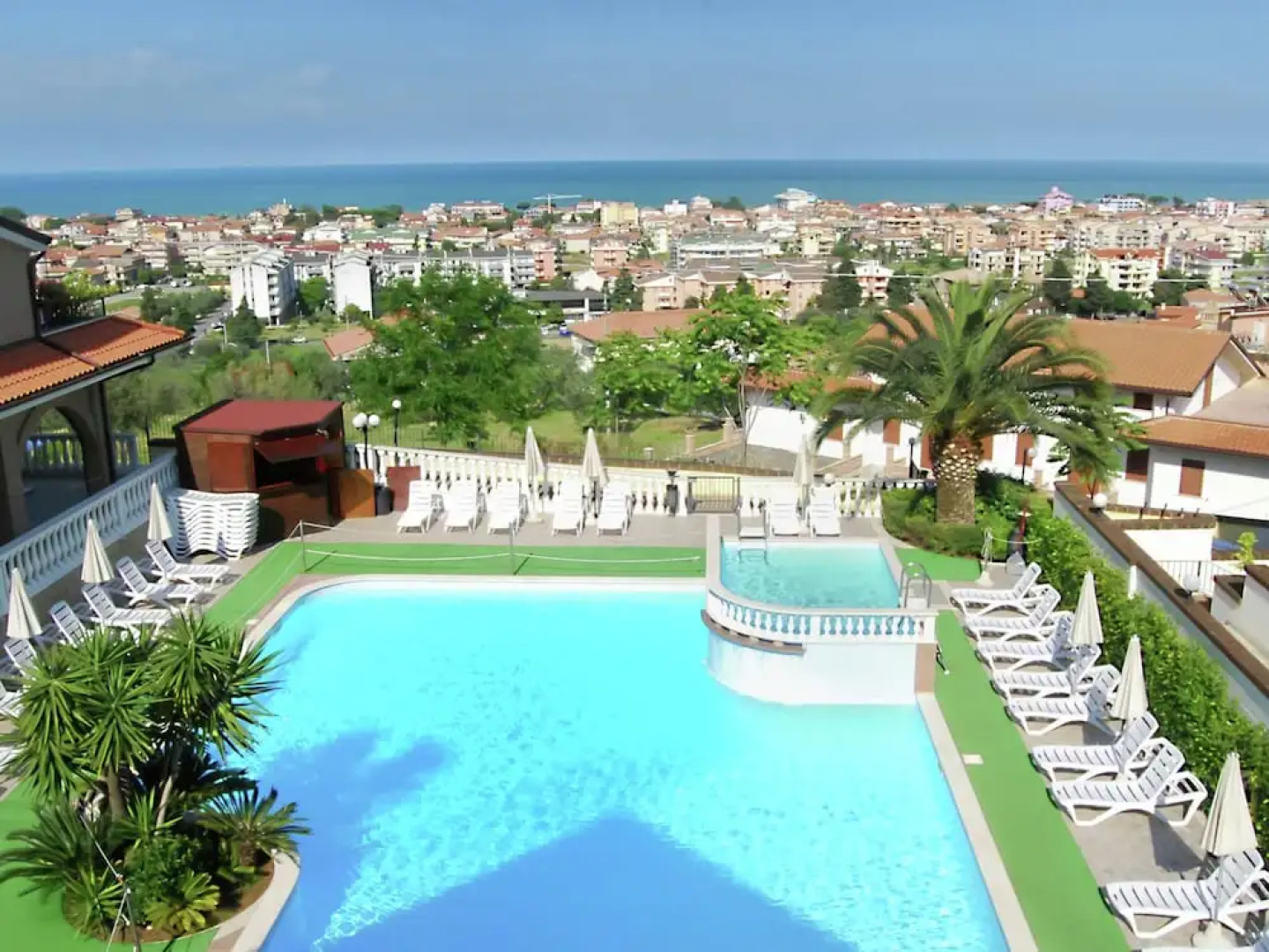Apartment with Pool near Sea