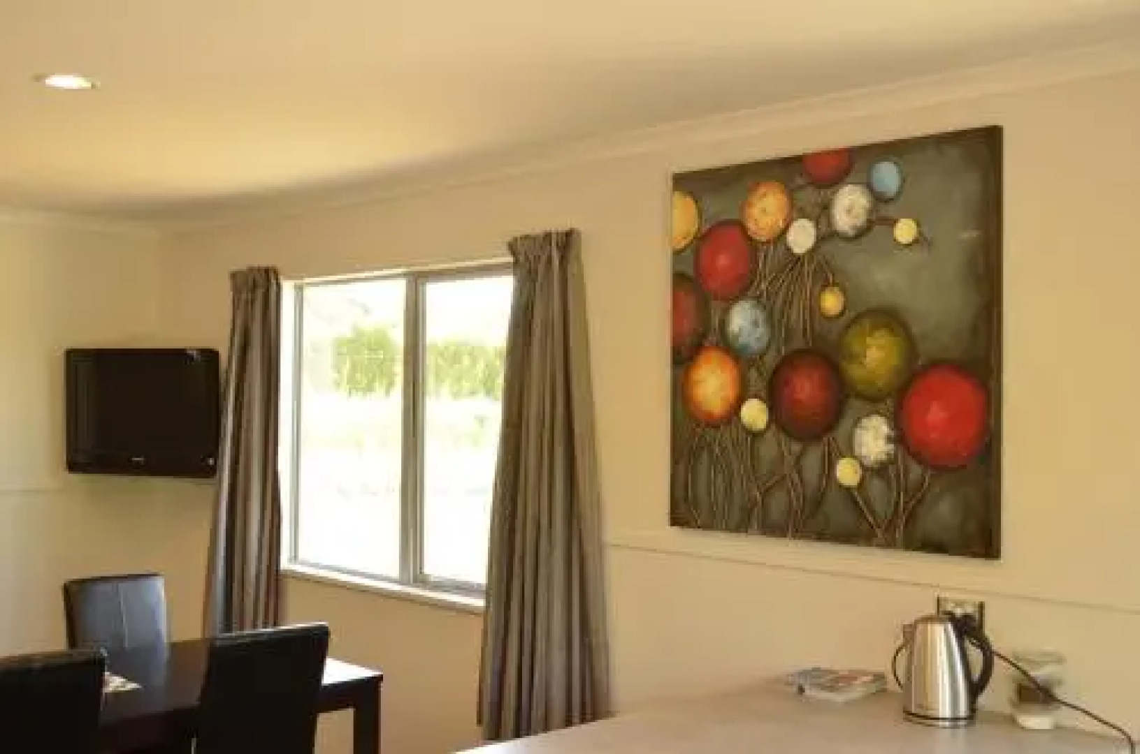 Weaver Estate Wines & Weaver Estate Vineyard Cottages