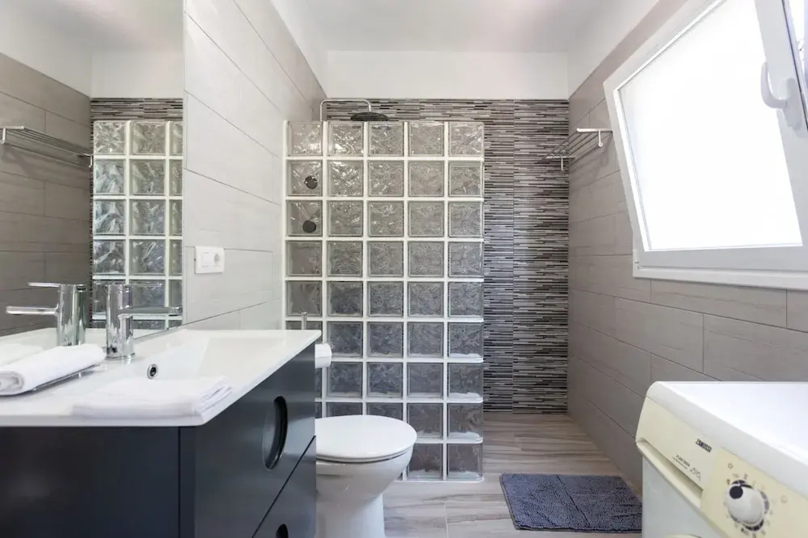 Cosy Apartment with views