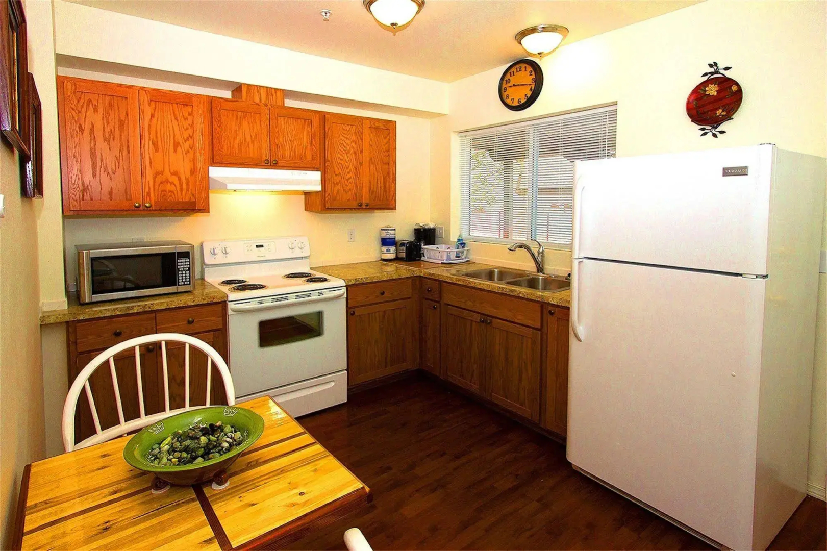 Maple Leaf Manor Suites