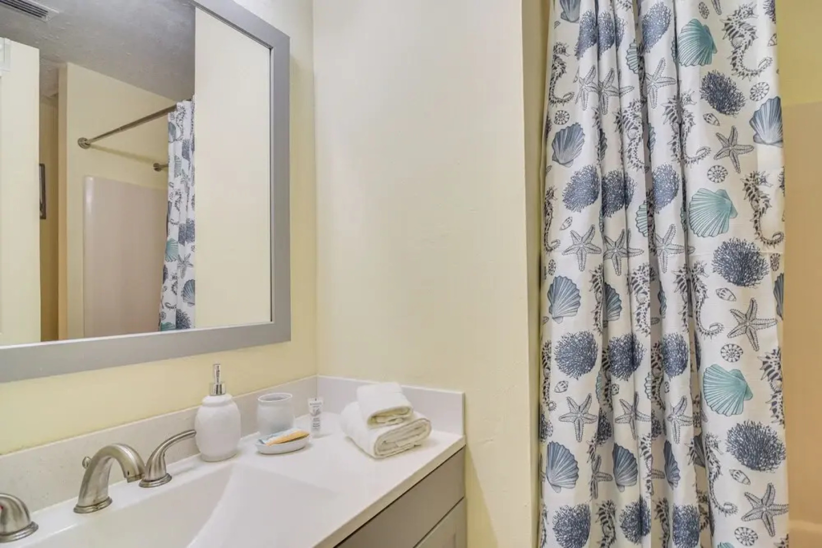 5 Mi to Beaches: Seminole Retreat w/ Balcony