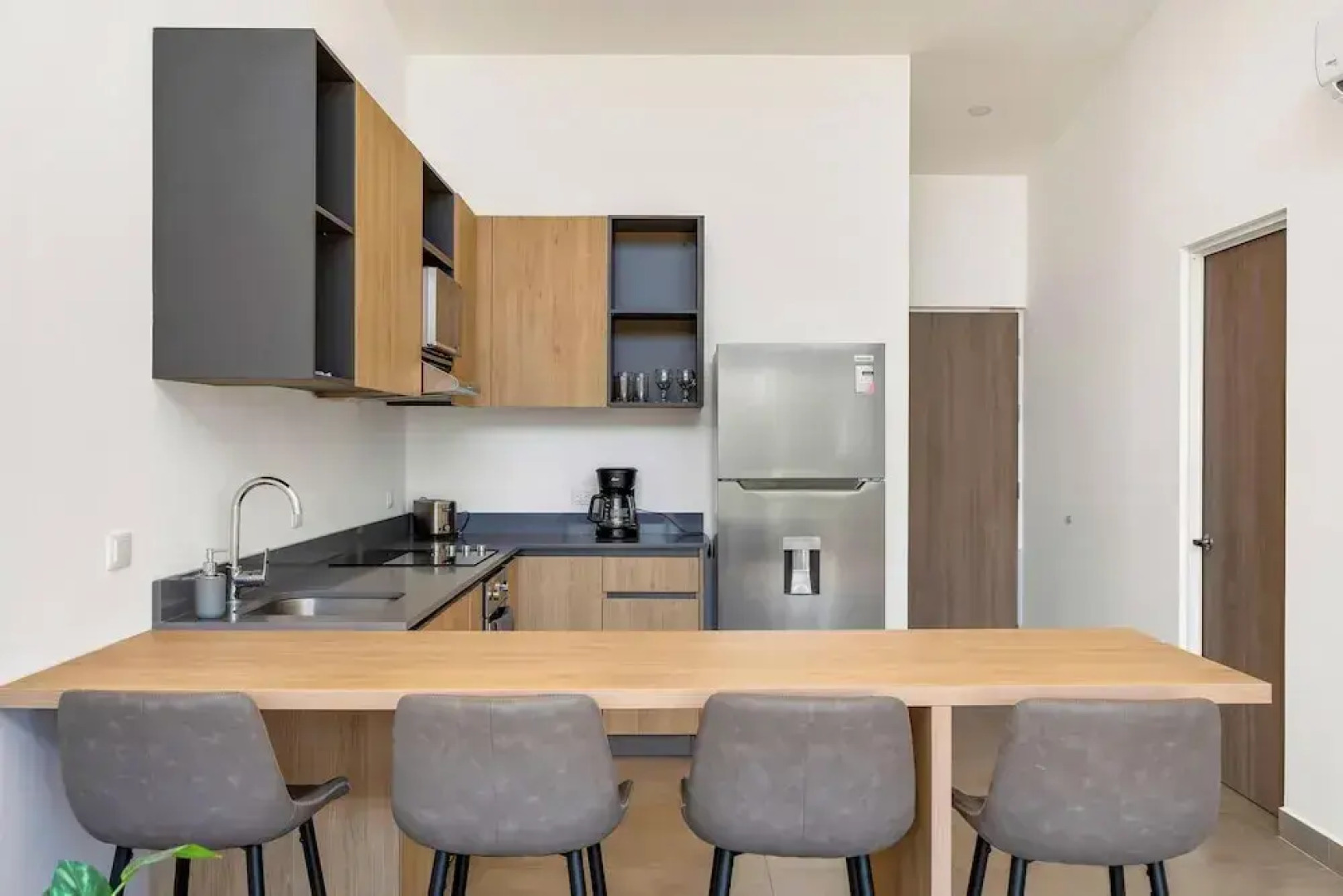 8 min walk to Beach Pool & Golf