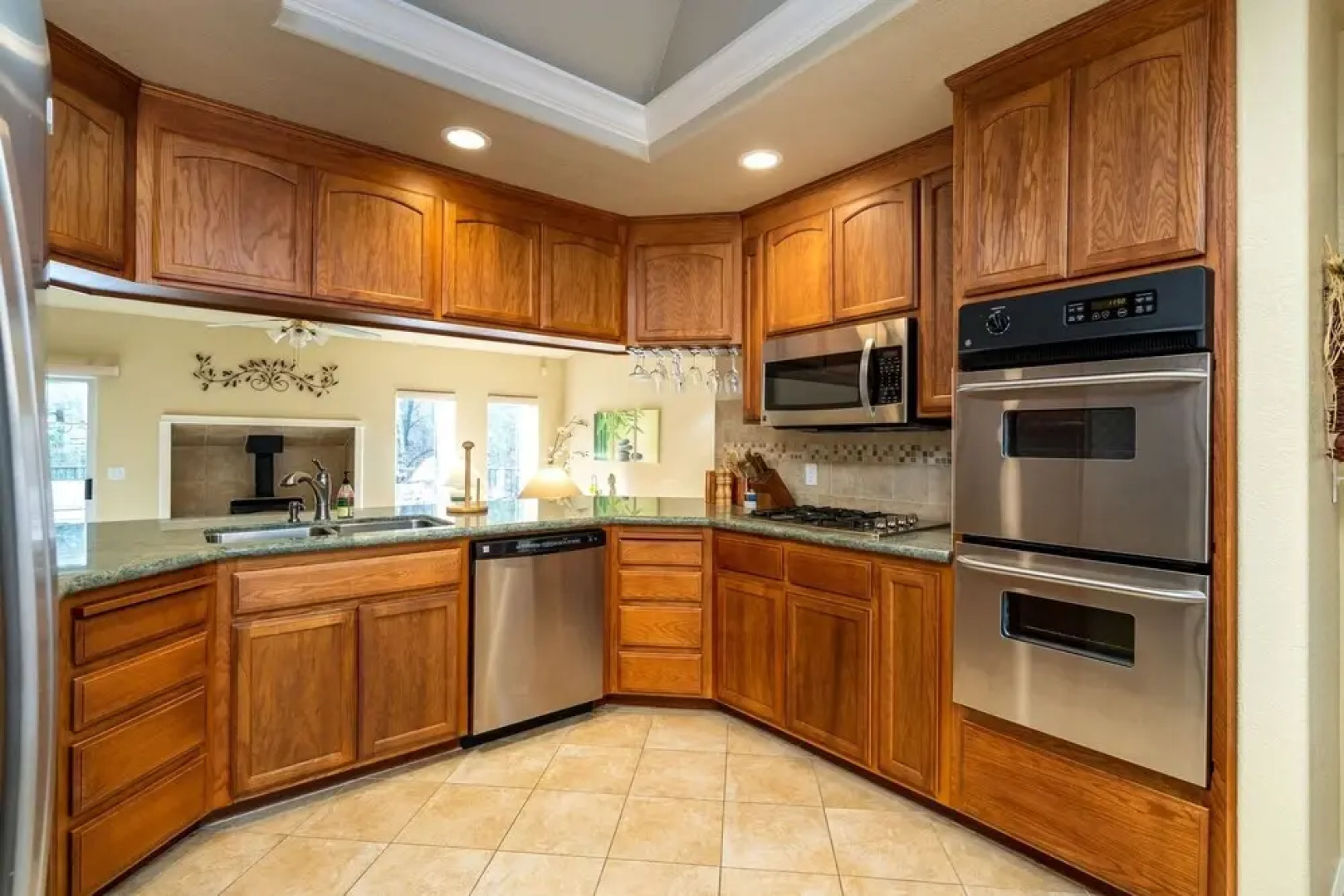 Happy Trails - Updated Home with Cozy Sunroom by Yosemite Region Resorts