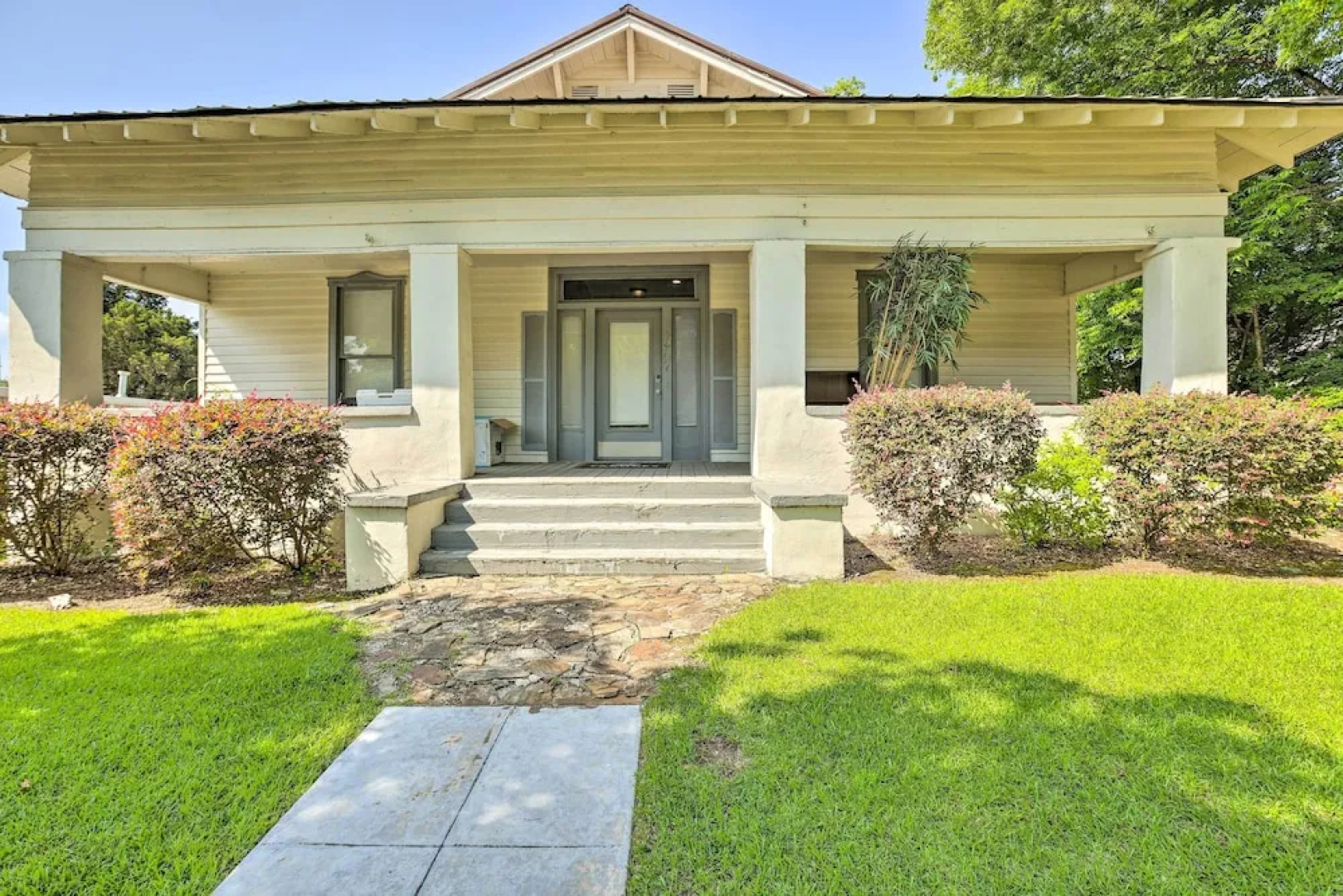 Quaint Leeds Studio w/ Yard ~ 18 Mi to Birmingham!