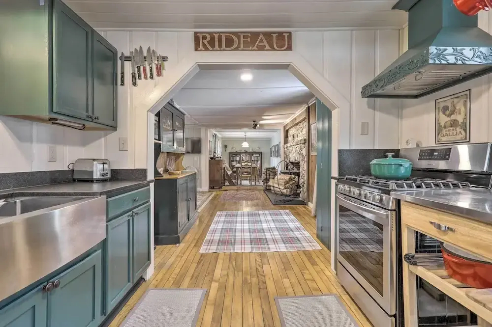 Charming Sutton Cottage: Walk to Lake & Farm!