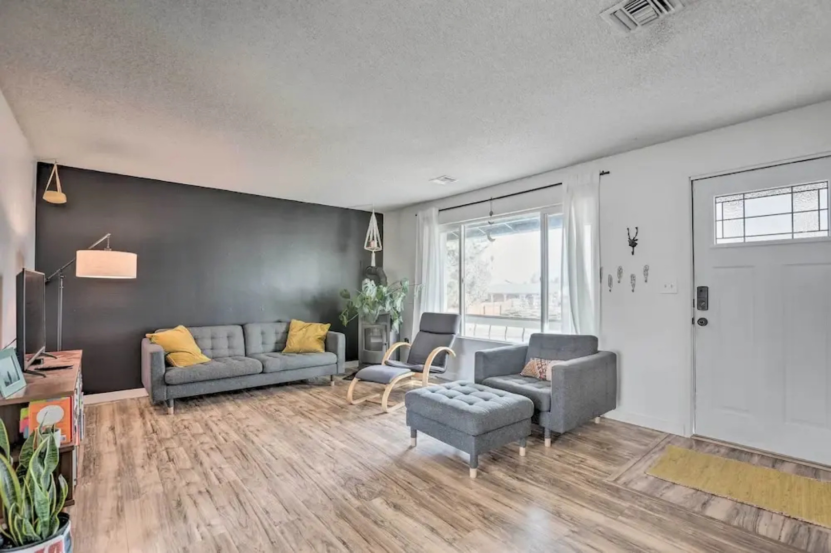 Relaxing Redmond Retreat: Golf, Hike & Ski!