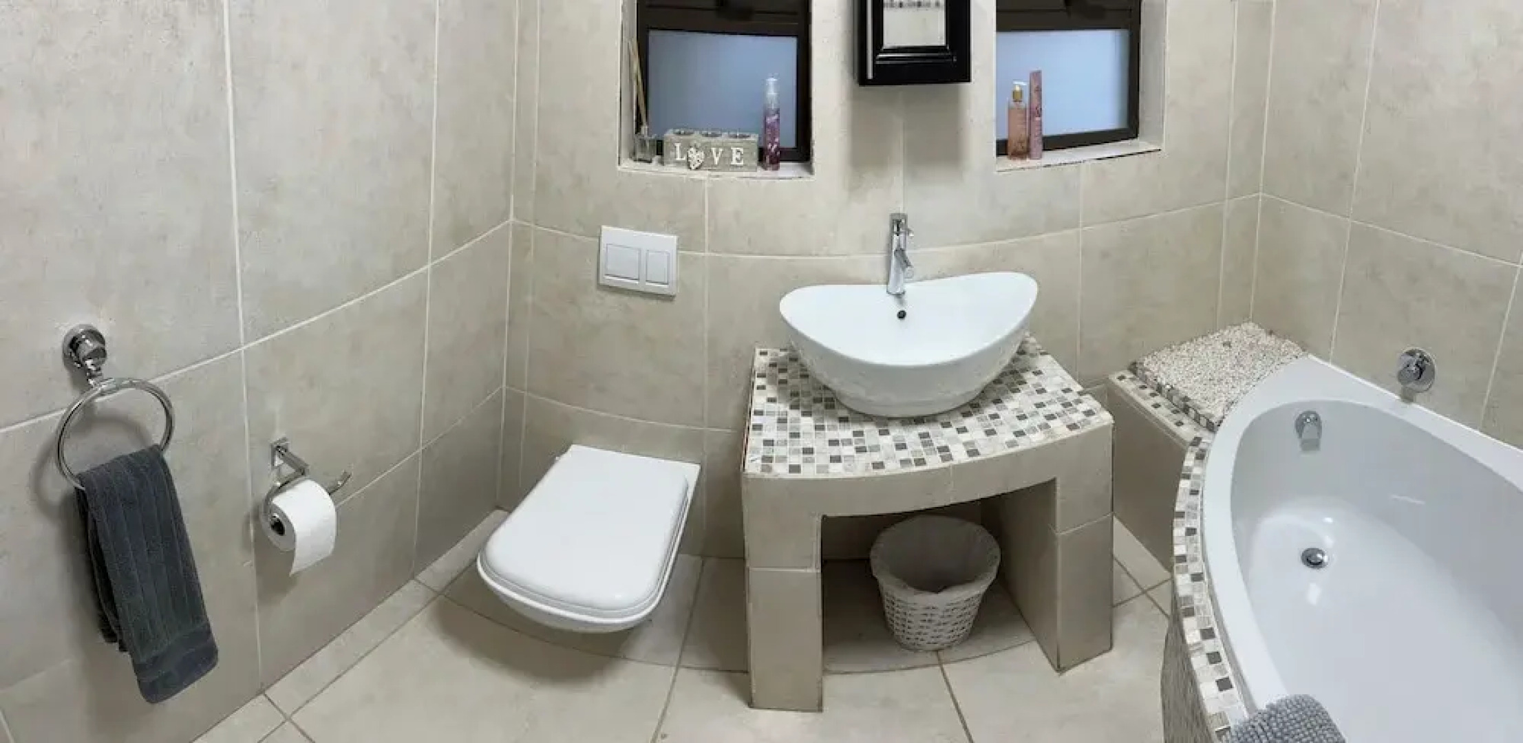 28 La Rochelle Bed & Breakfast