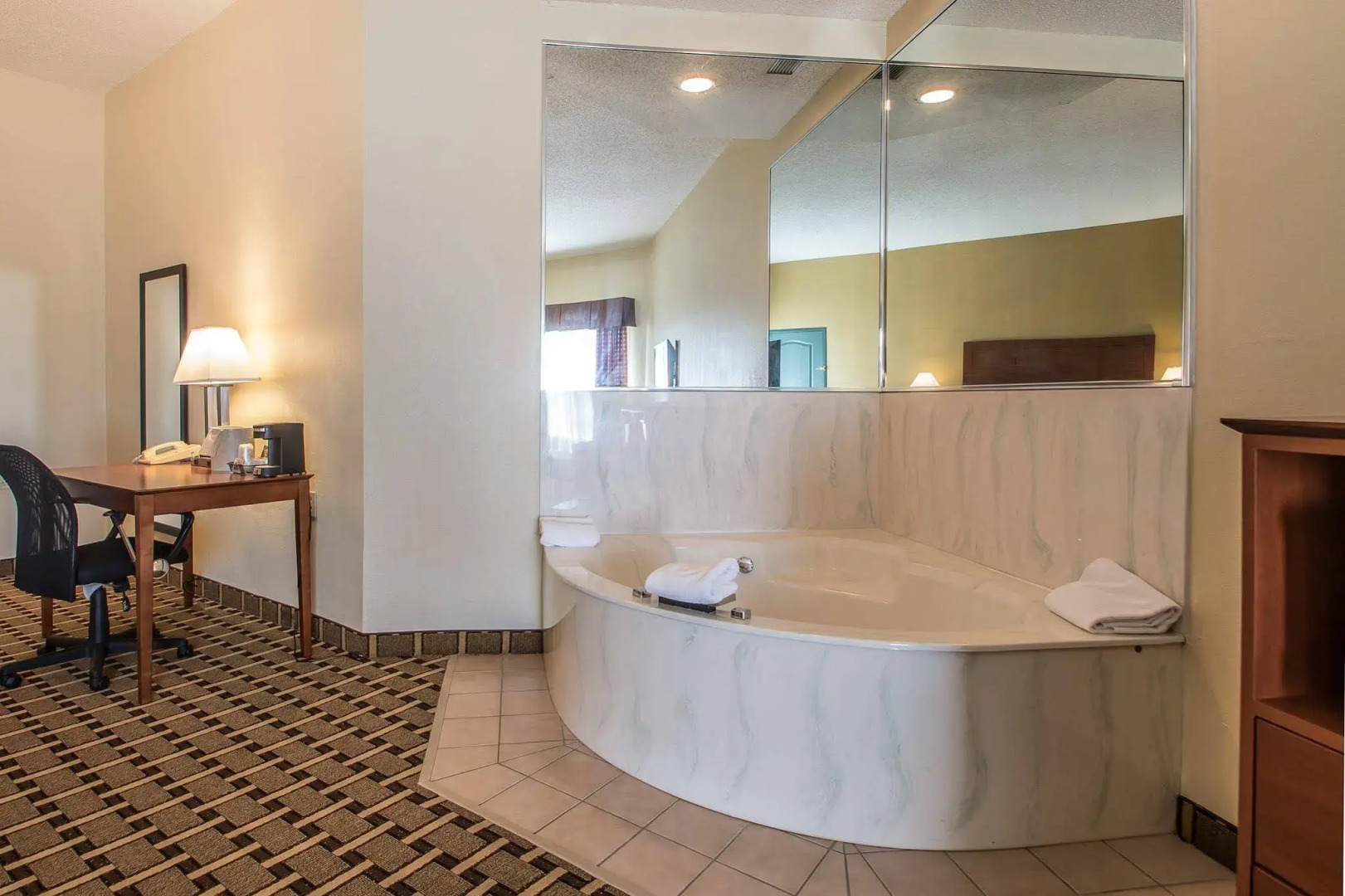 Quality Inn & Suites East Troy I-43