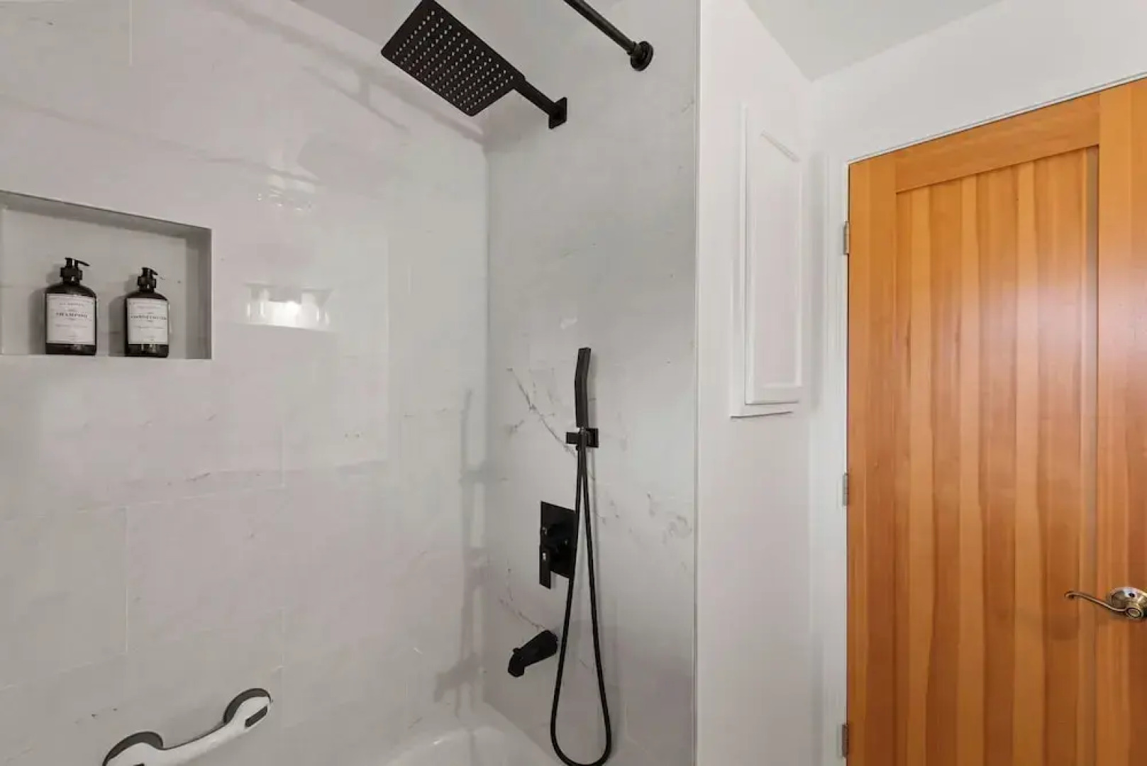 Joyful Kirkland Home, Near Beach, Hot Tub & AC