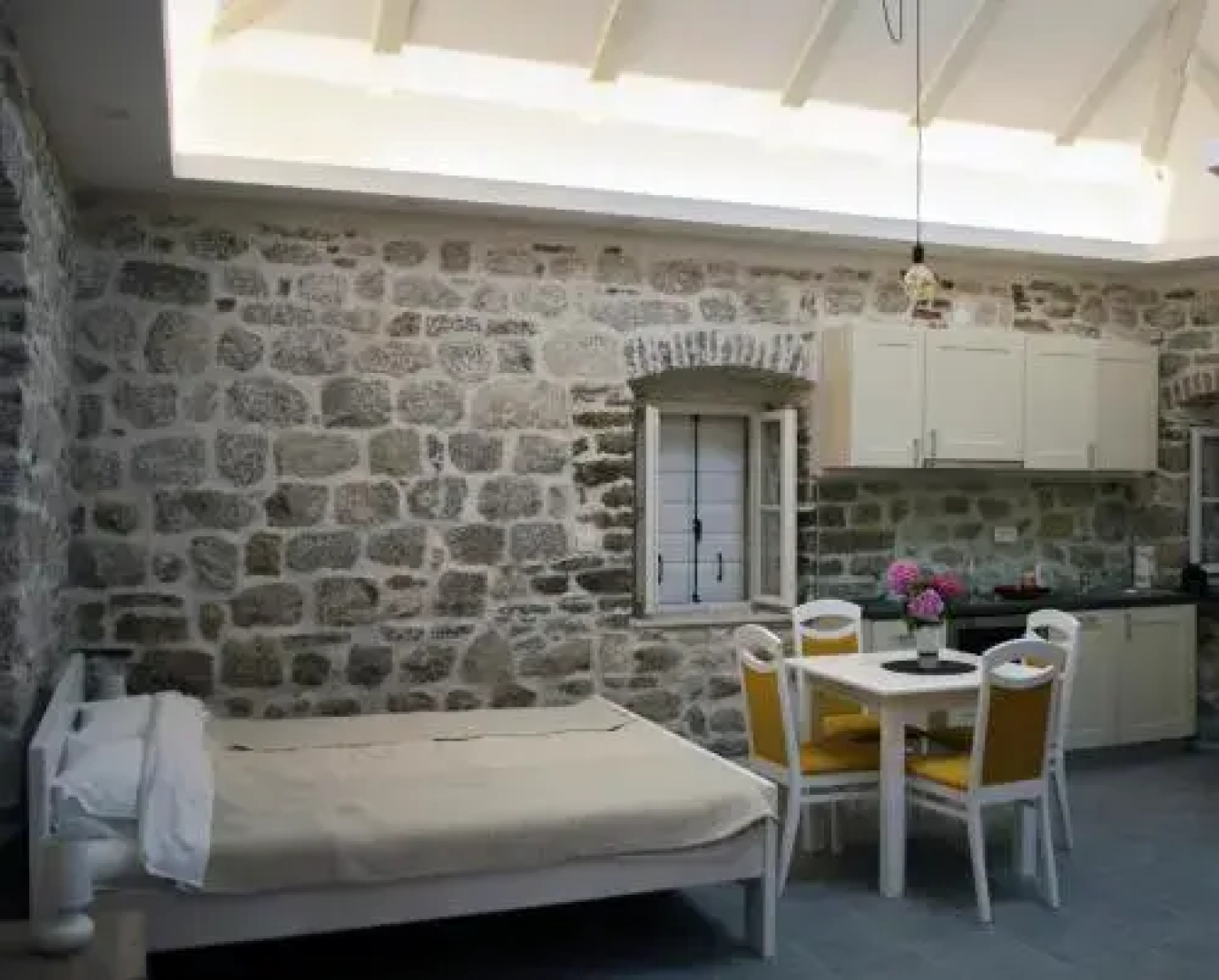 Sunny Port Apartment & Rooms