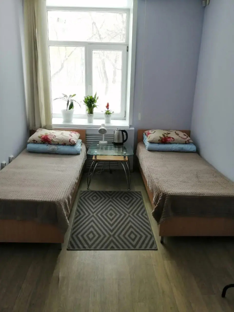 Красный диван