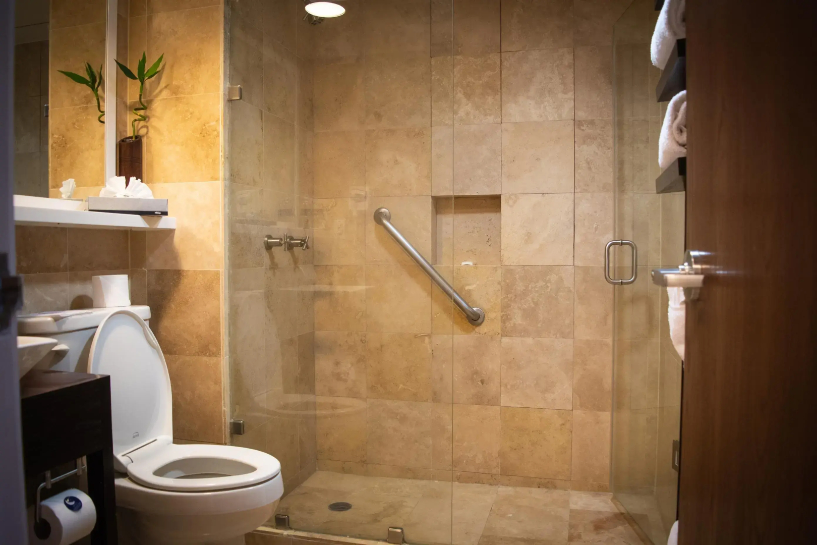 Hotel Mesaluna Near American Consulate