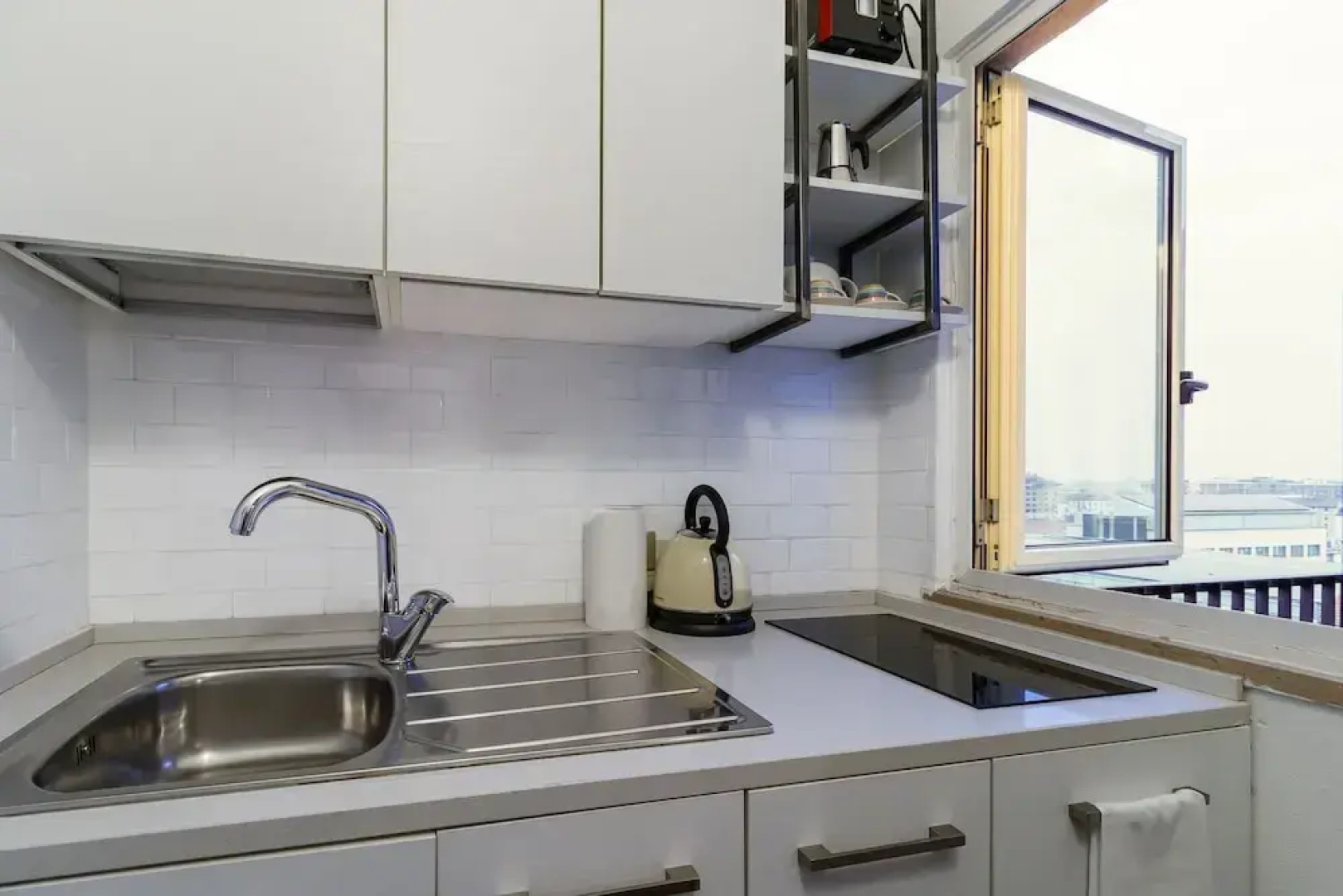 JOIVY Sleek Flat W/Balcony