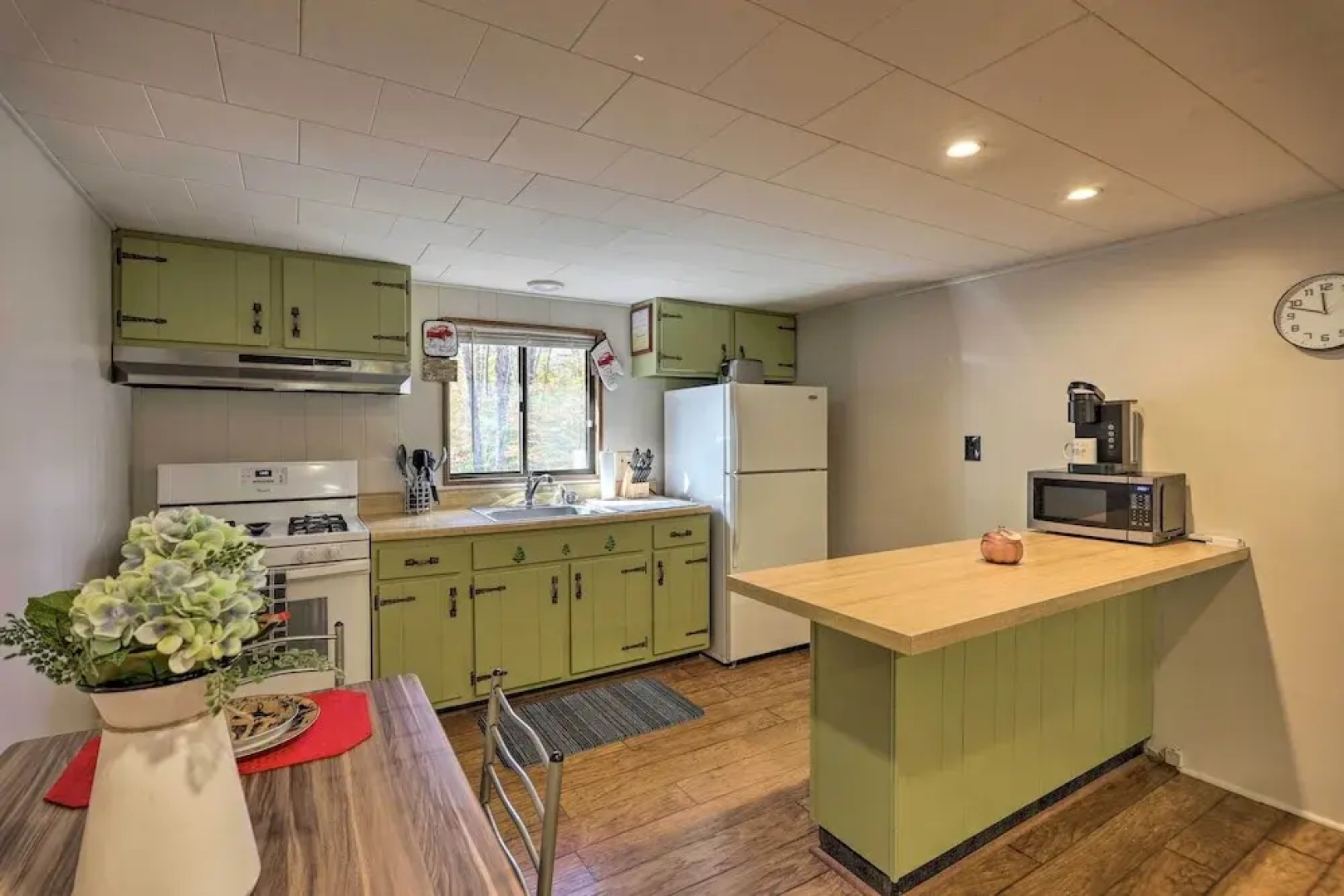 Arrowhead Lake Amenities: Quaint Home w/ Fireplace