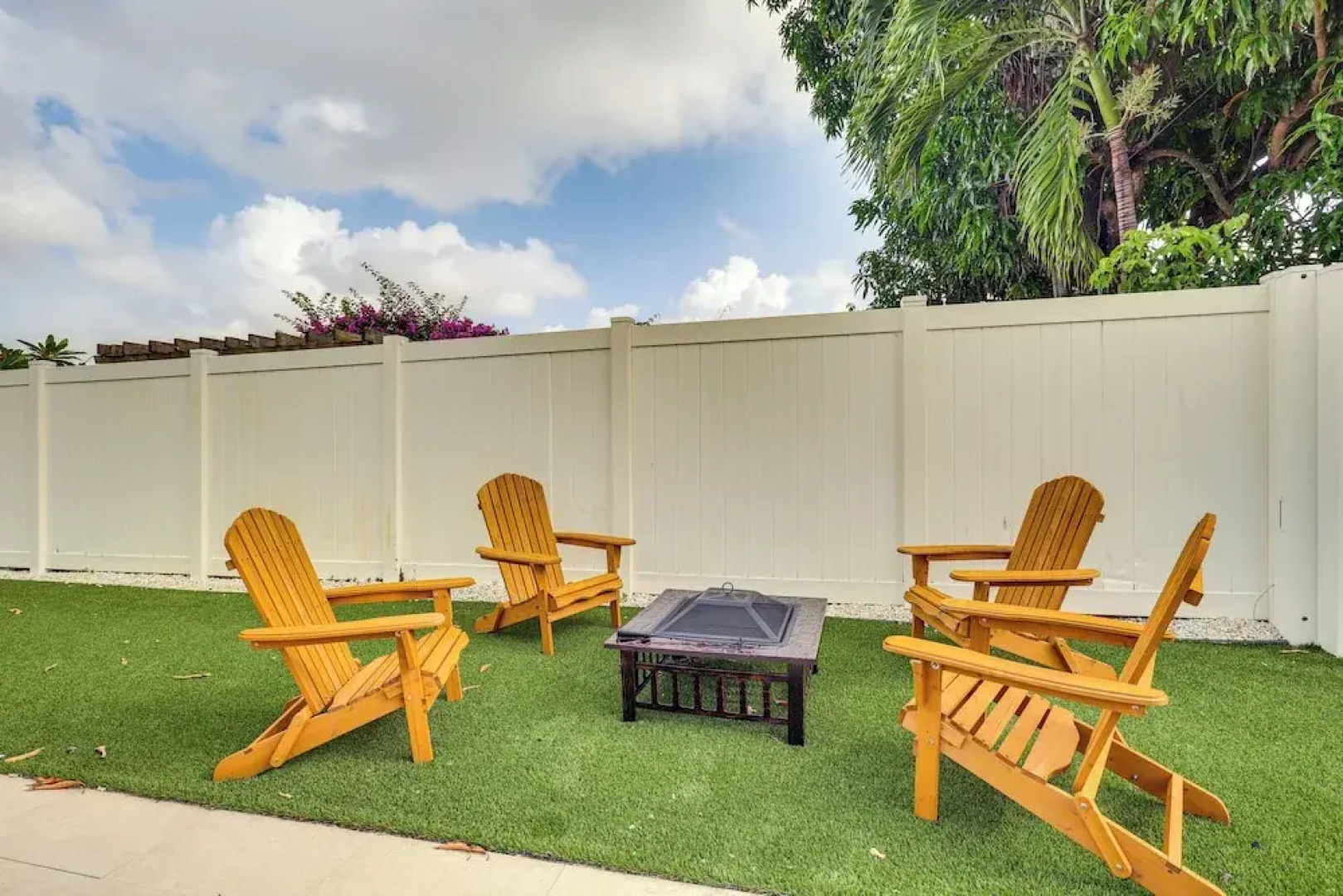 Backyard Oasis: Fort Lauderdale Home Near Beach