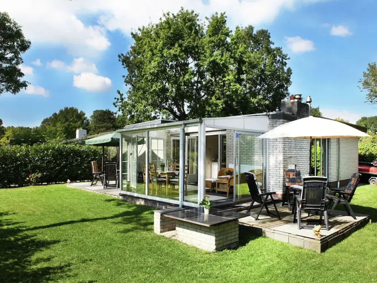 Comfortably Furnished Bungalow on Lake Veere